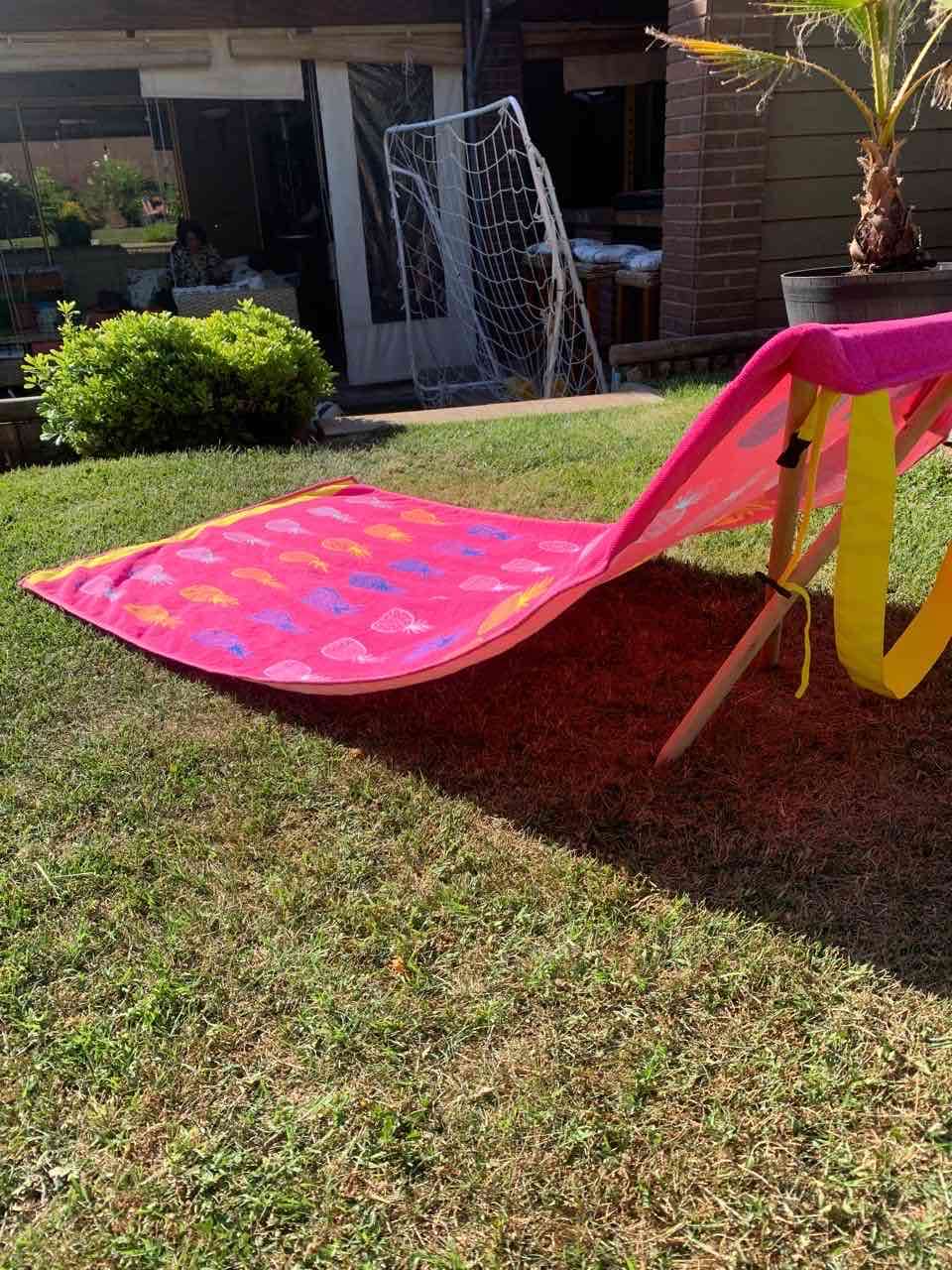 Toalla de playa con respaldo rosa estampada - miniatura 1