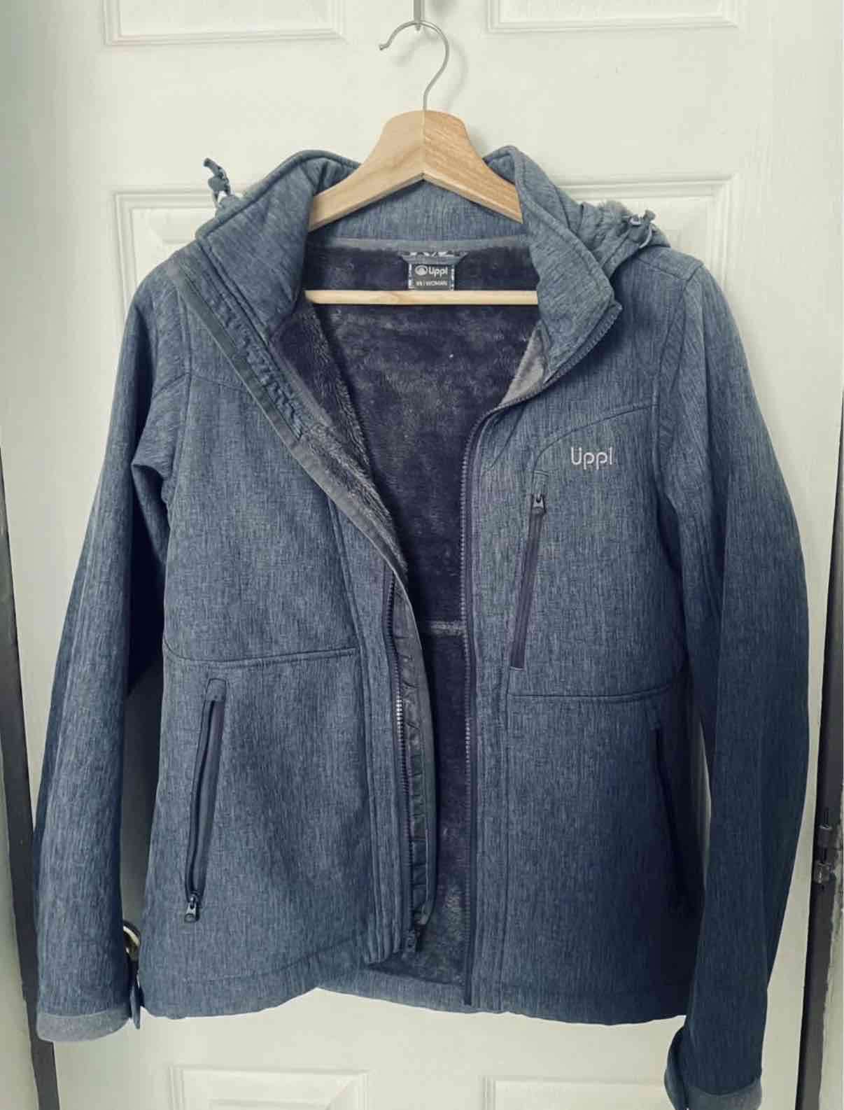 Chaqueta azul claro con capucha térmica. - miniatura 2