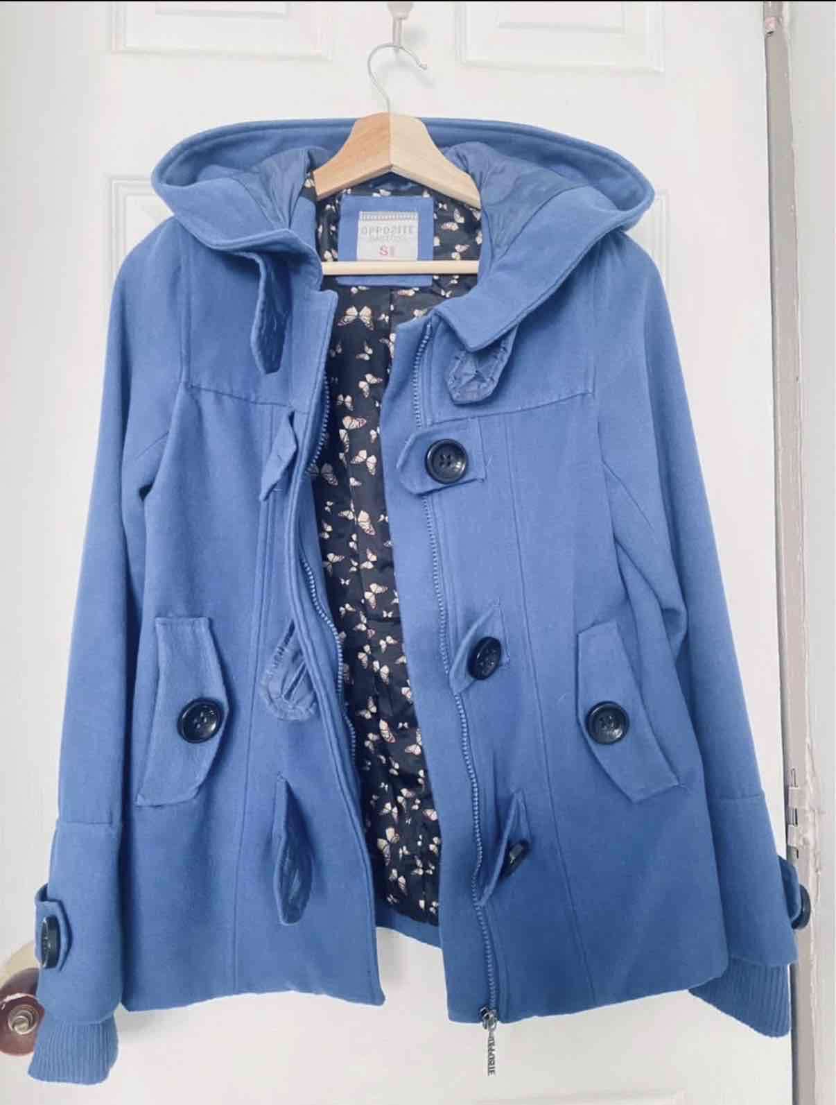 Chaqueta azul con capucha - miniatura 1
