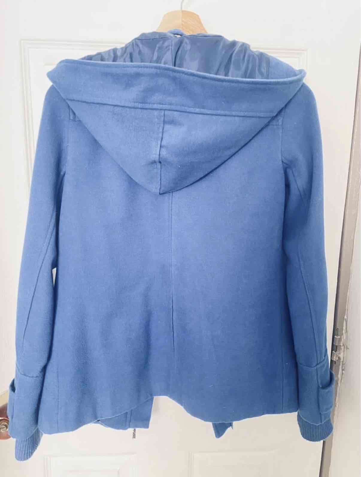 Chaqueta azul con capucha - miniatura 2