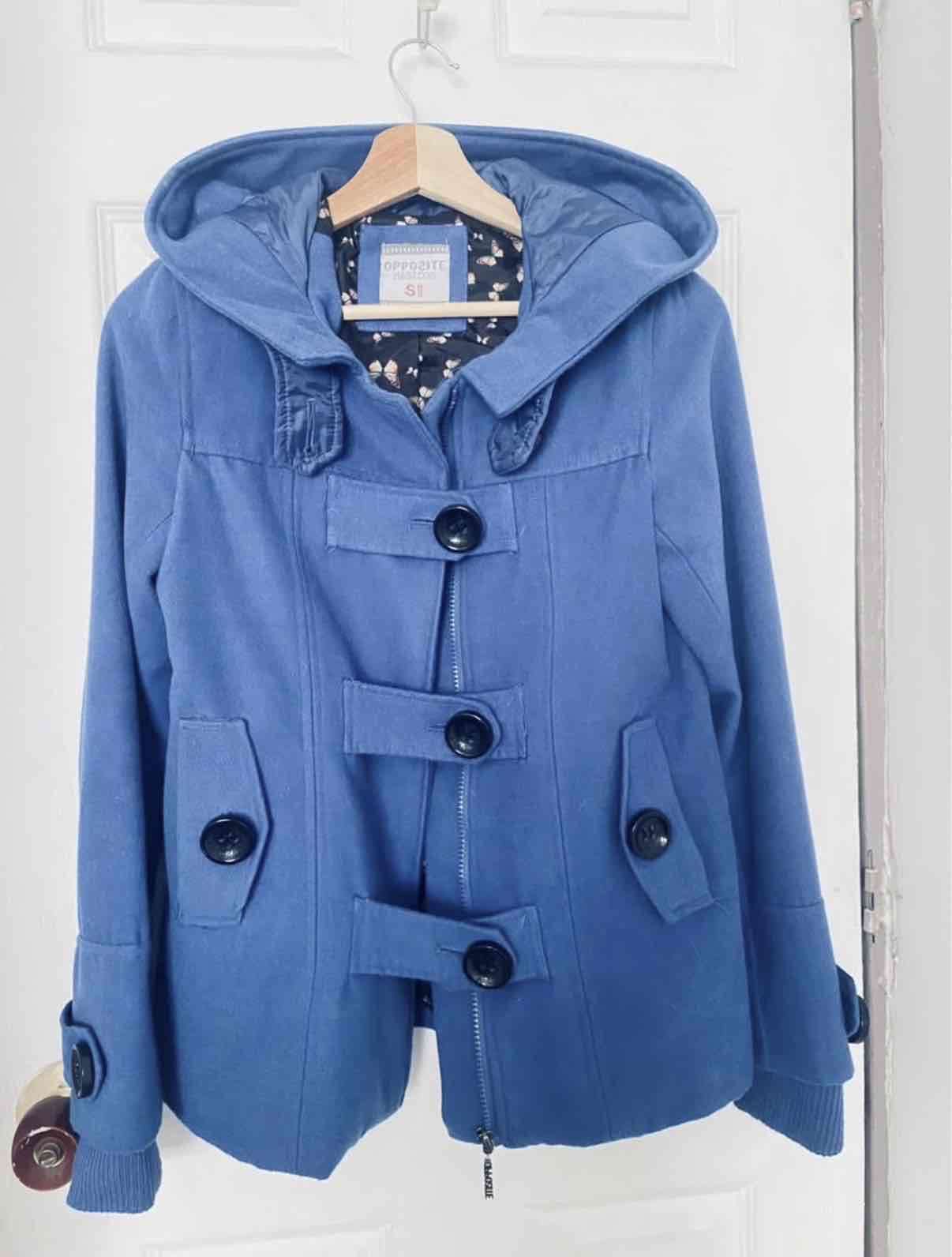 Chaqueta azul con capucha - miniatura 3