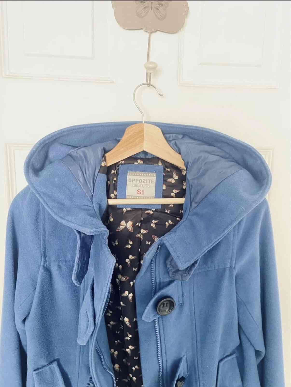 Chaqueta azul con capucha - miniatura 4