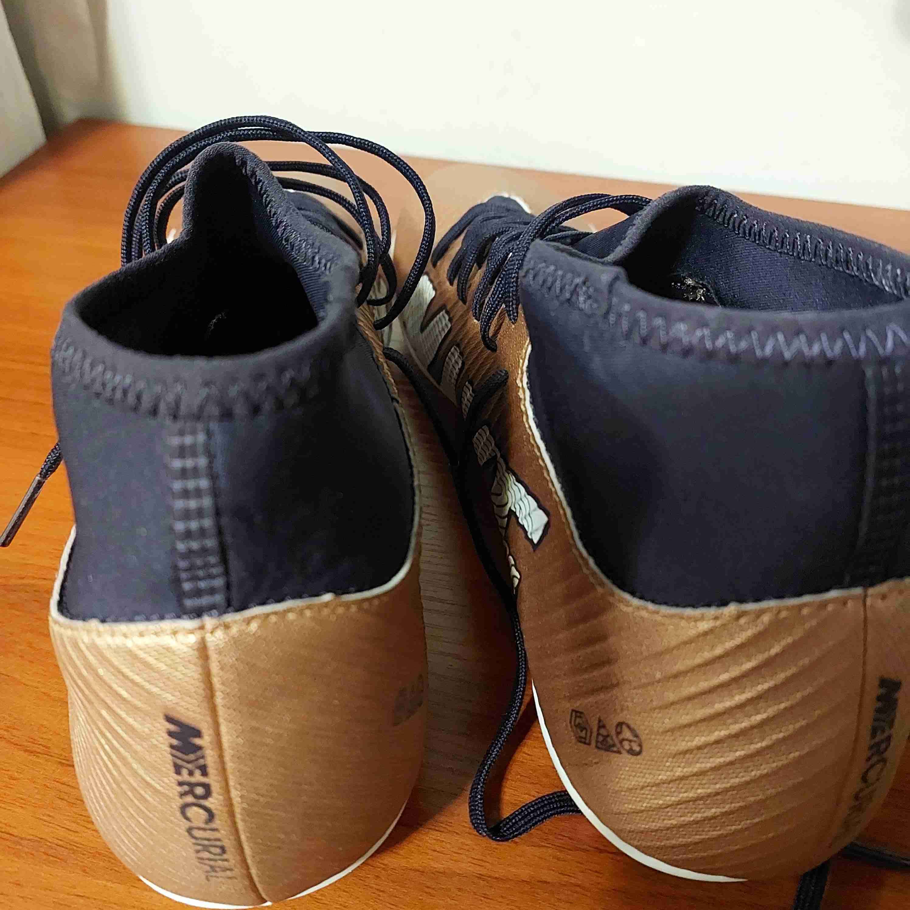 Botines de fútbol dorados - 3