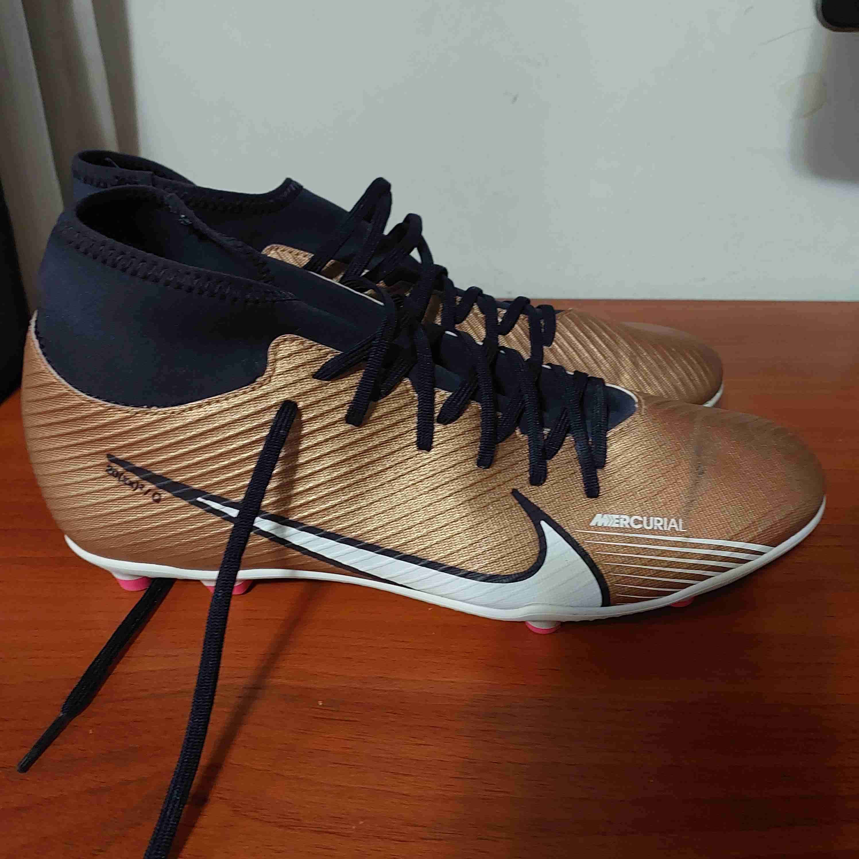 Botines de fútbol dorados - 5