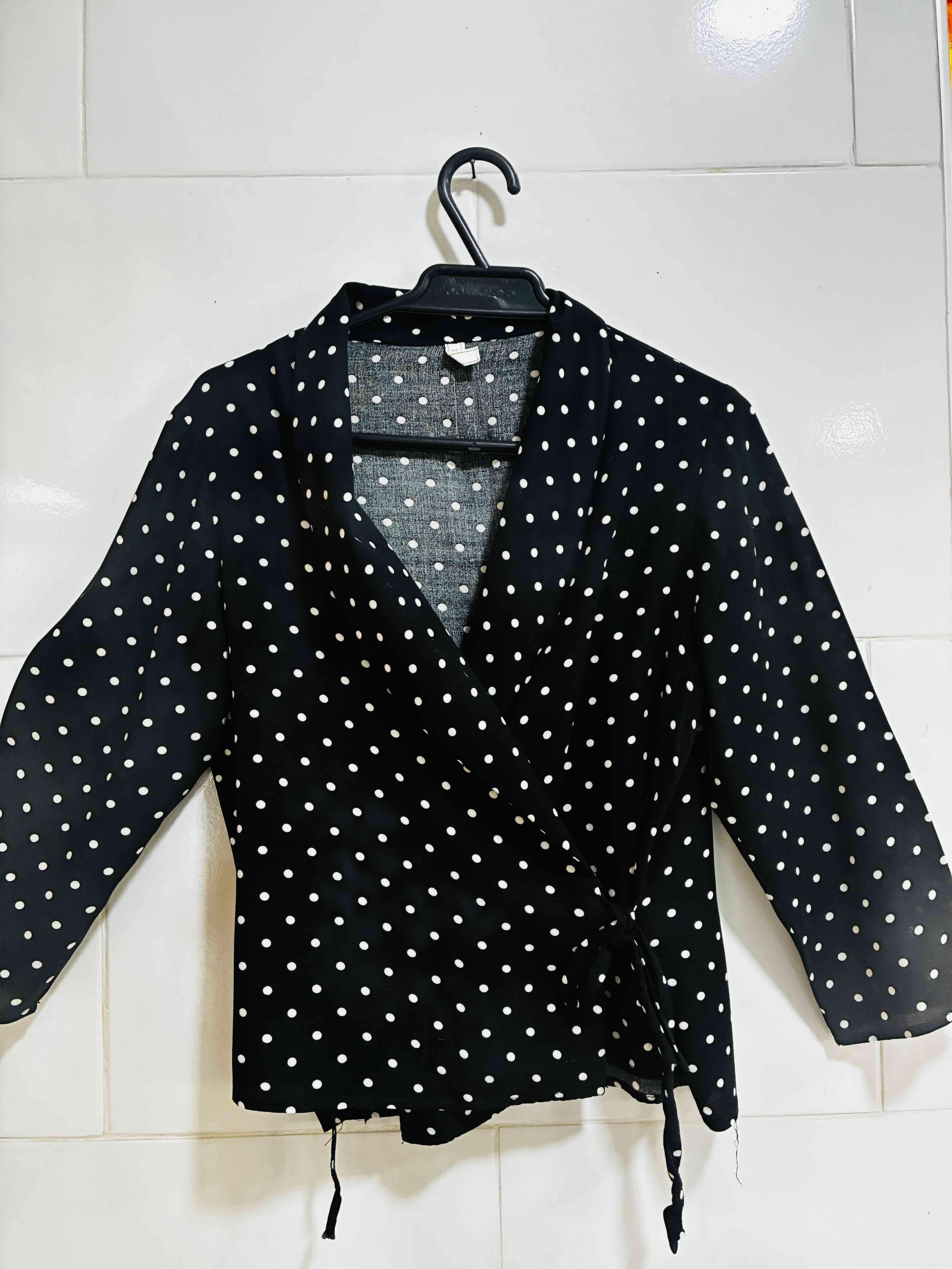 Blazer delgado  negra de lunares