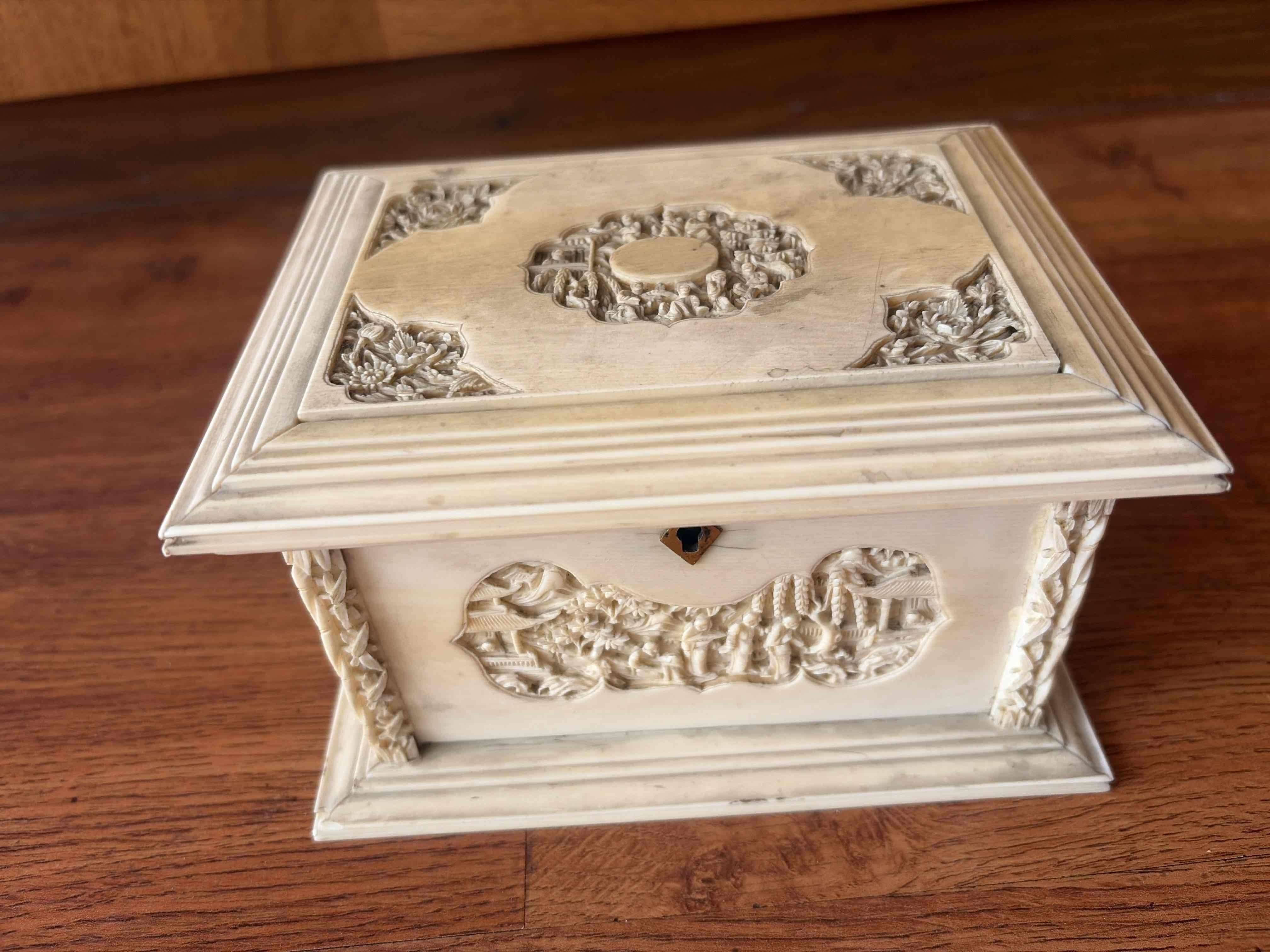 Caja decorativa tallada en marfil - miniatura 1