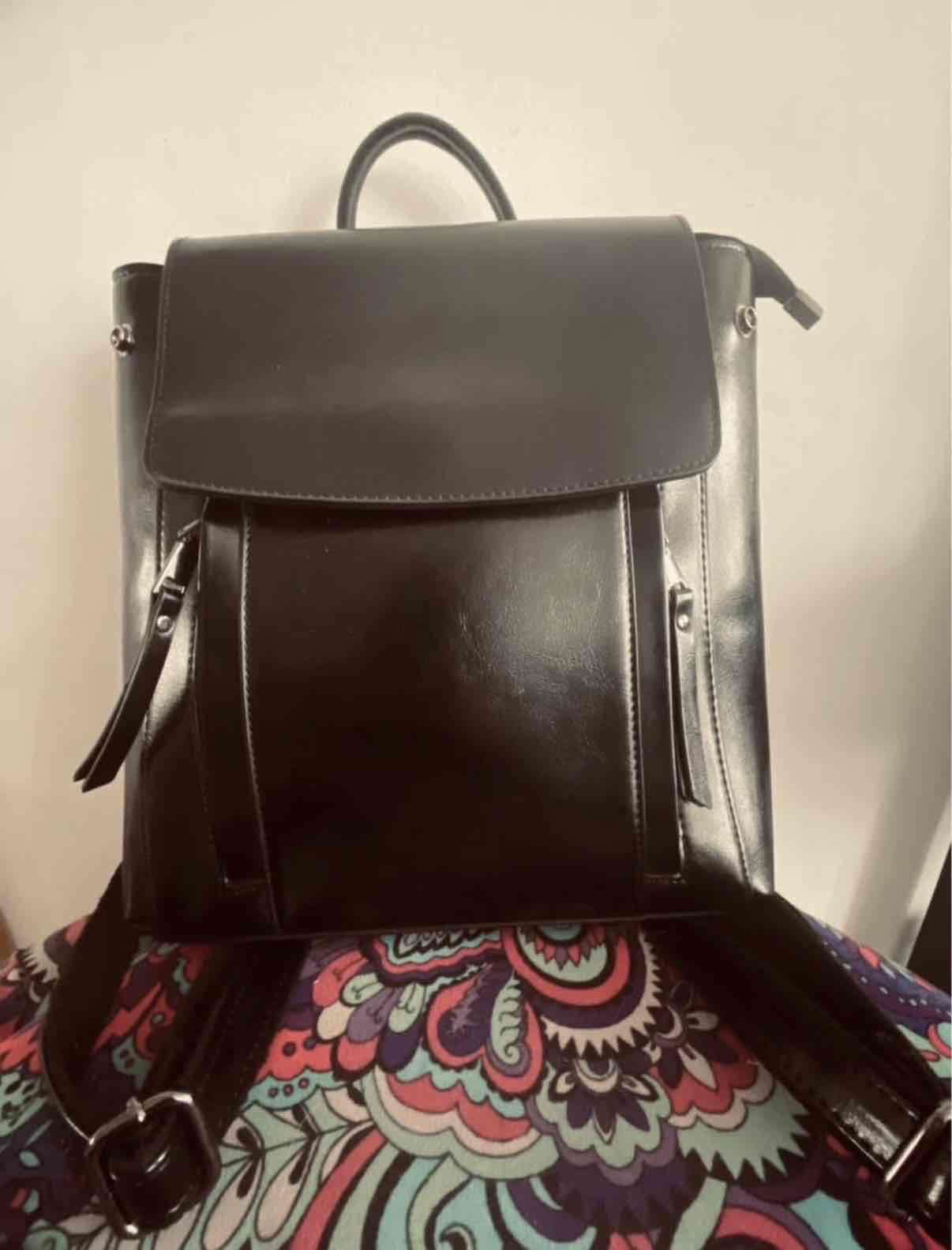 Mochila negra de cuero - miniatura 1