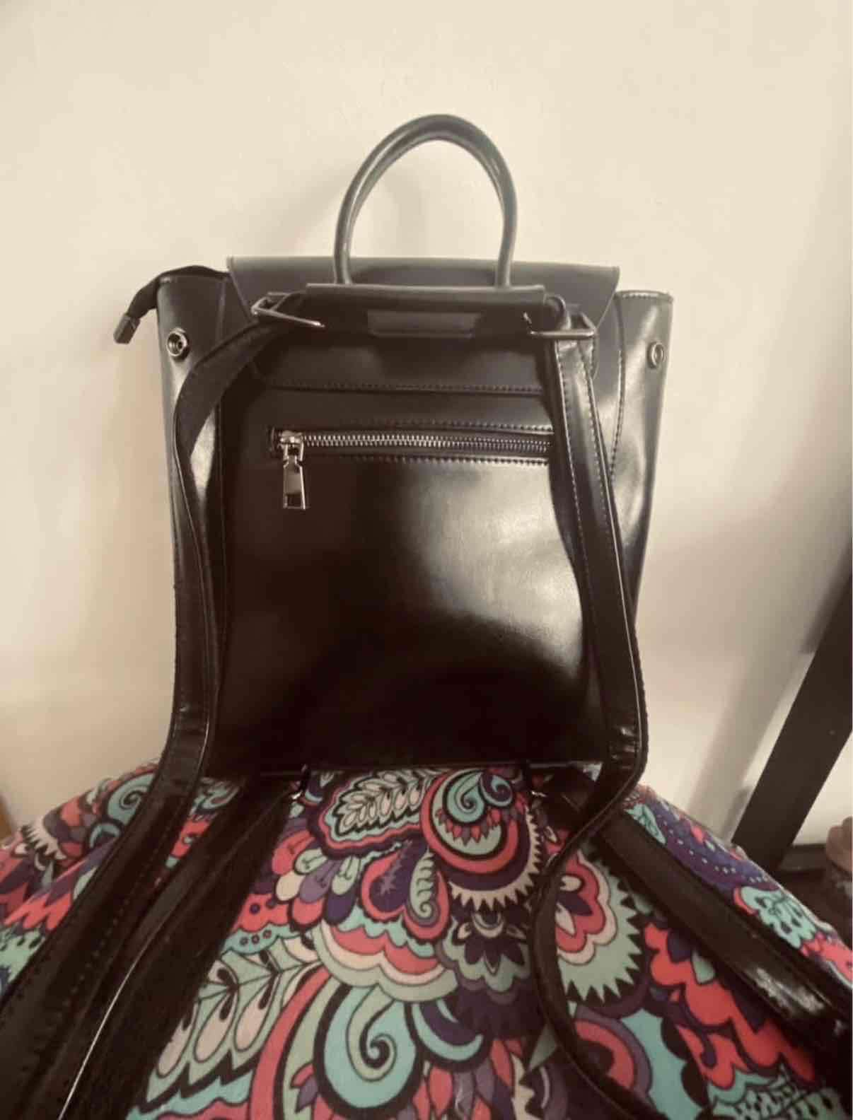 Mochila negra de cuero - miniatura 3