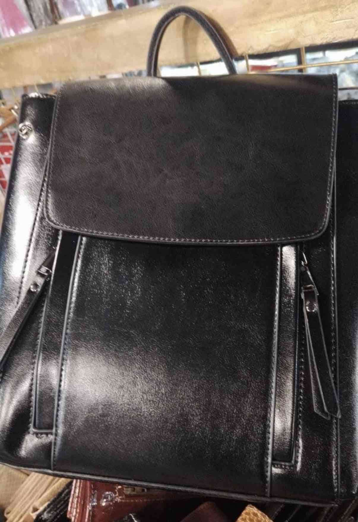 Mochila negra de cuero - miniatura 4