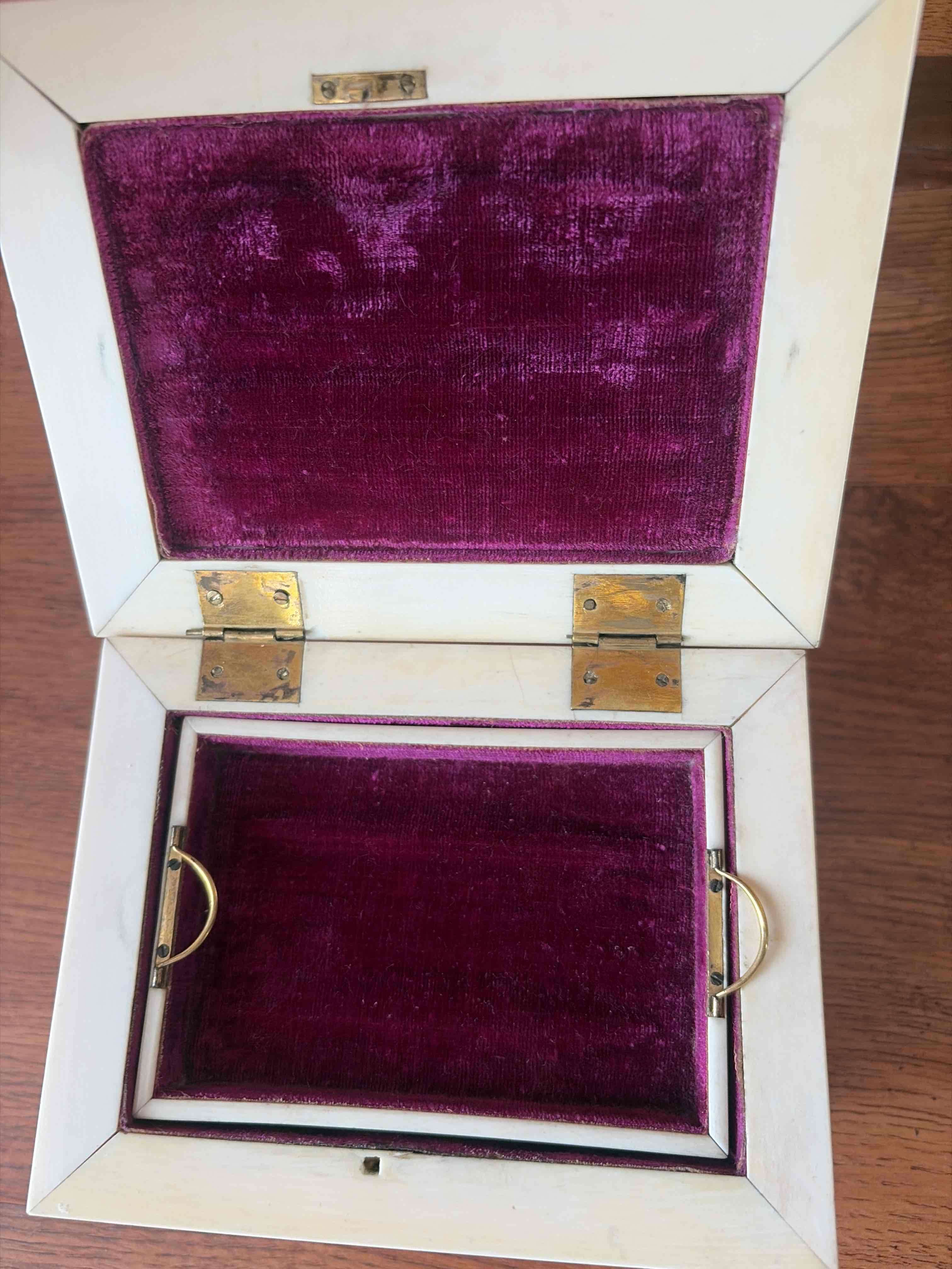 Caja decorativa tallada en marfil - miniatura 2