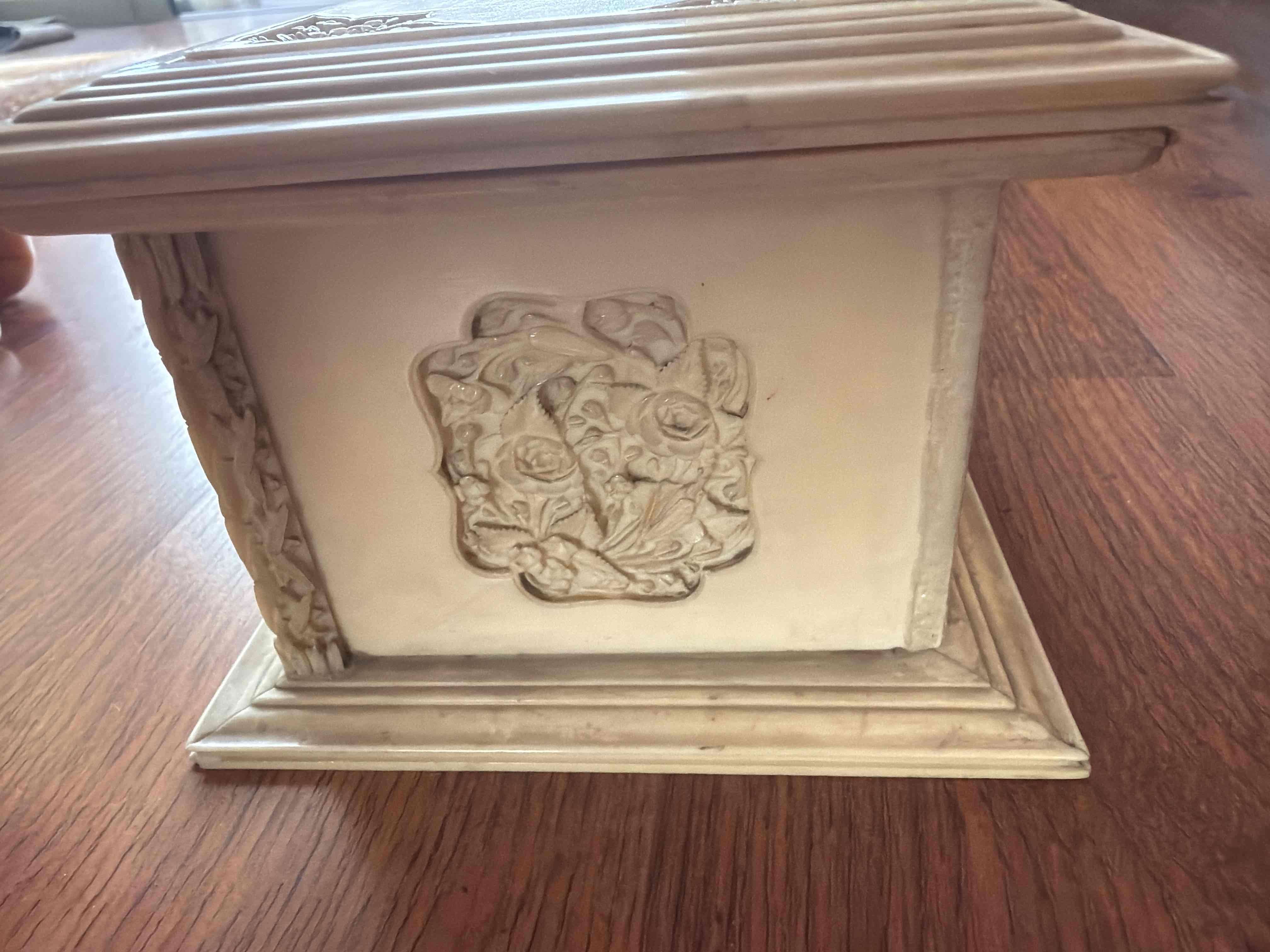 Caja decorativa tallada en marfil - miniatura 5
