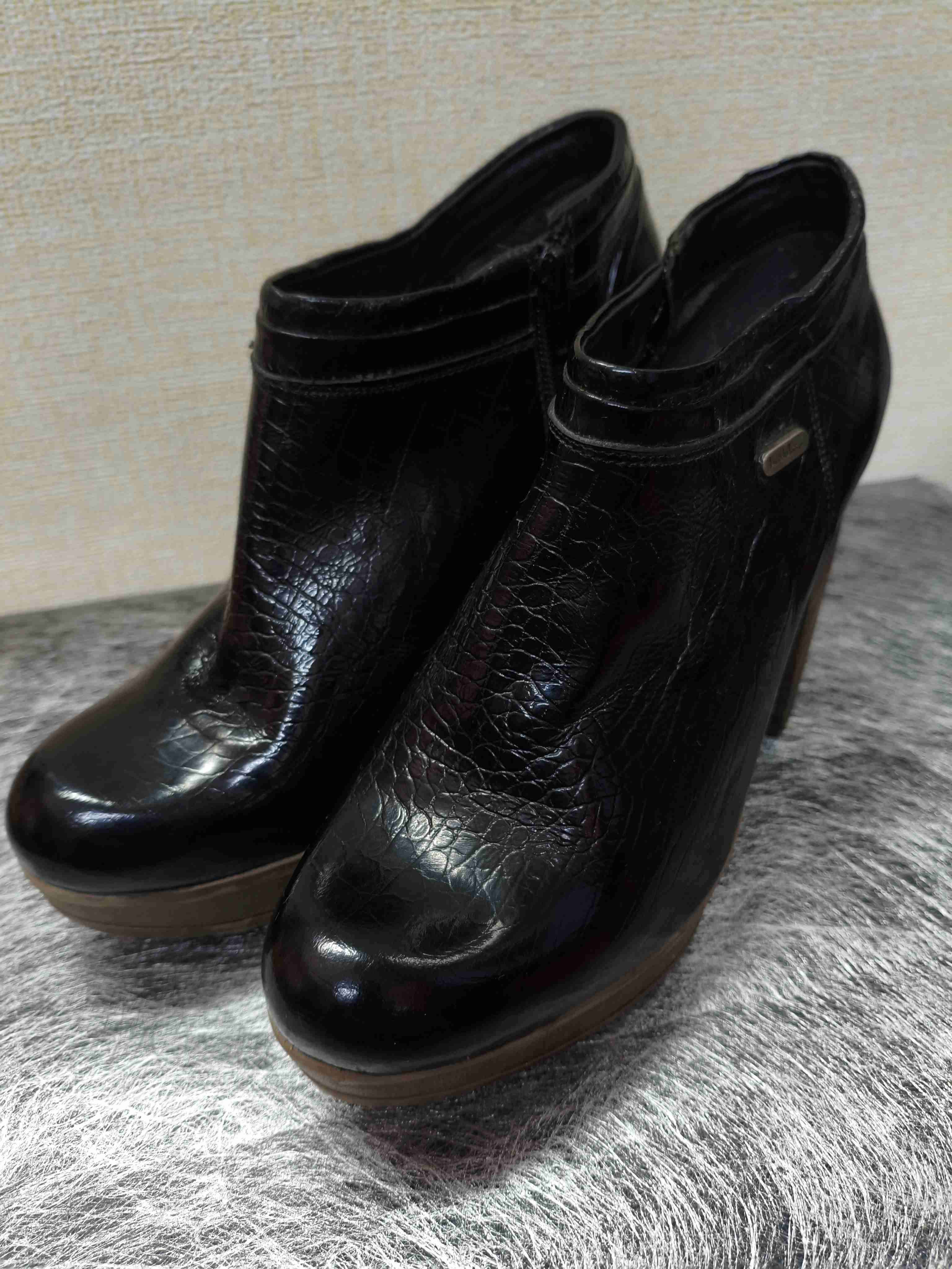 Botines negros de cuero en buen estado - miniatura 1