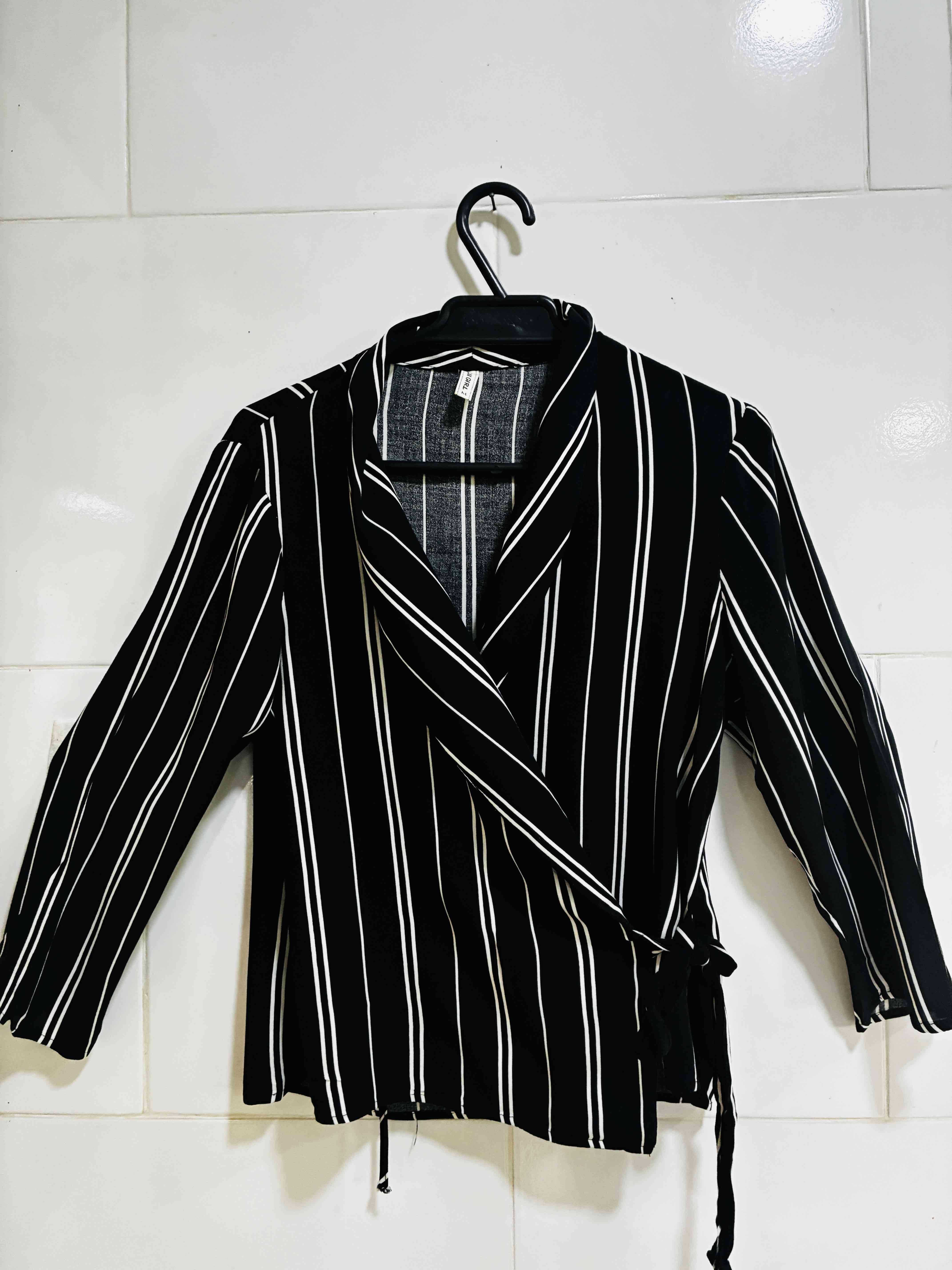 Blazer delgado negra con rayas