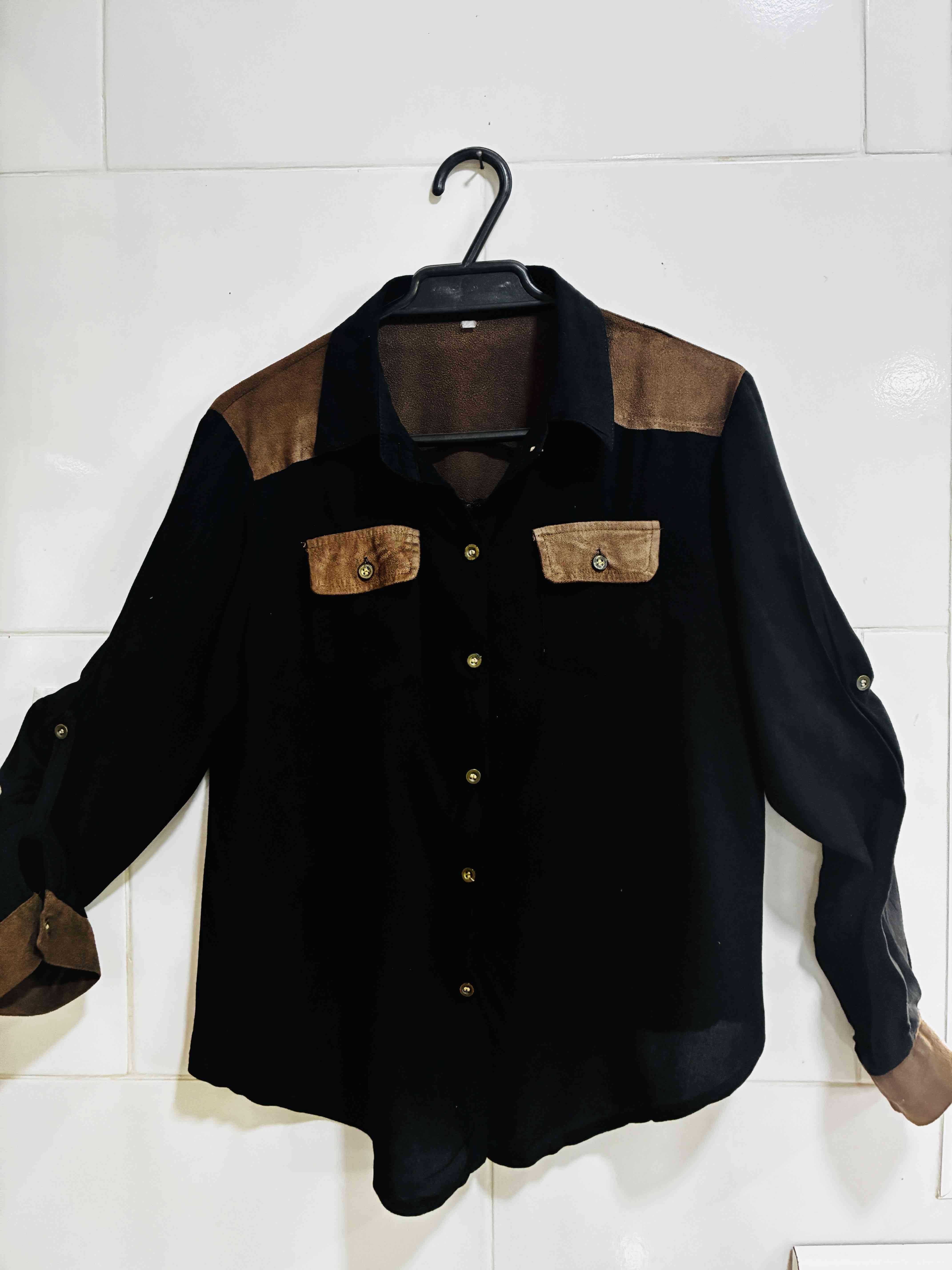 Camisa negra con detalles marrones - miniatura 1