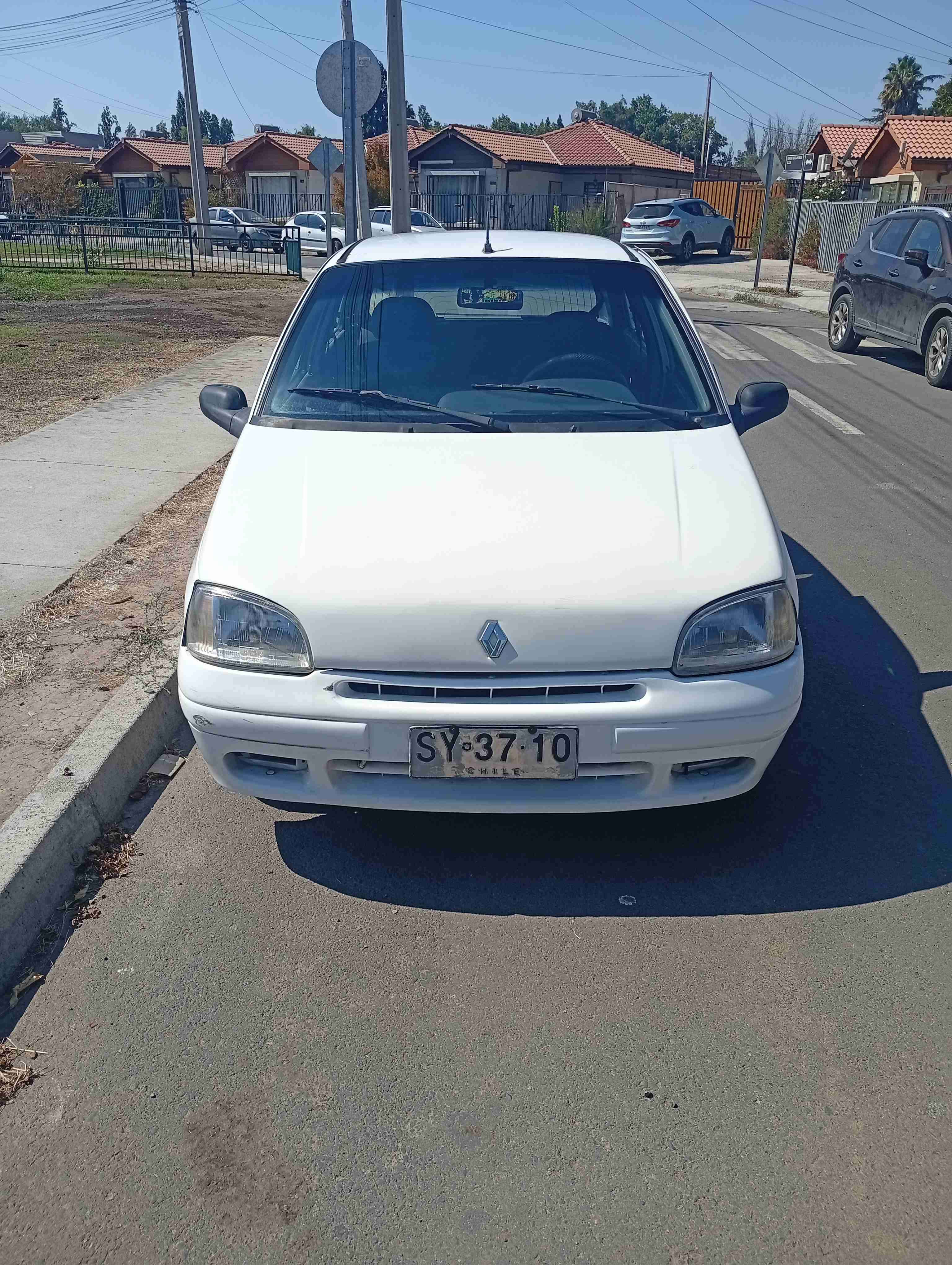 Auto Renauld sedan blanco - 2