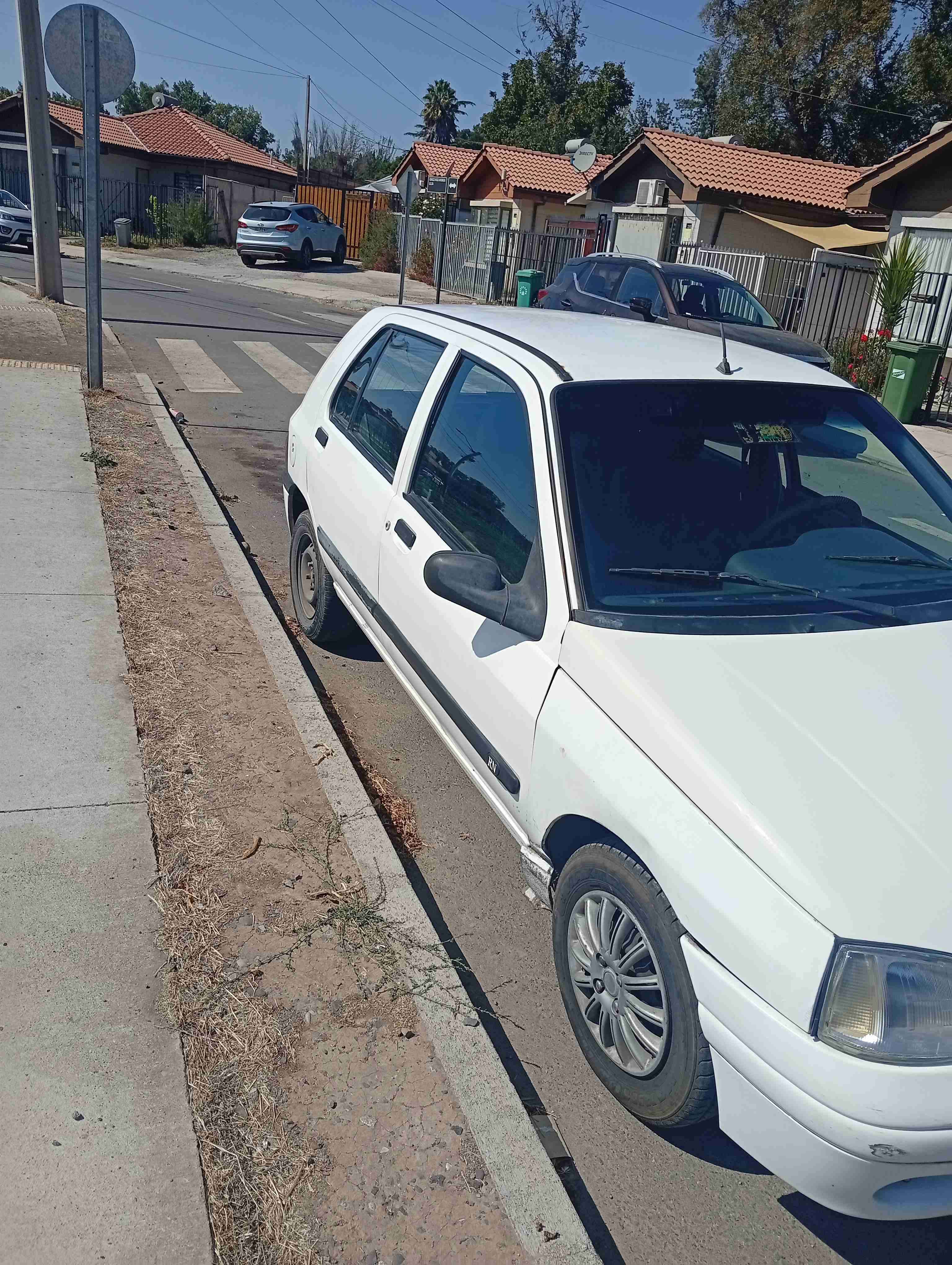 Auto Renauld sedan blanco - 4