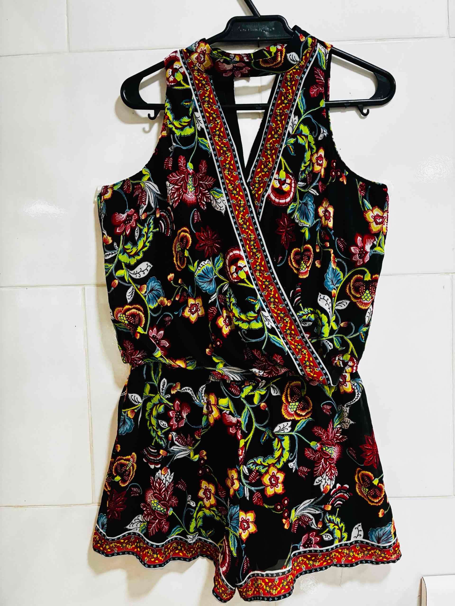 Enterito floral colorido y enterito negro con punt - miniatura 1