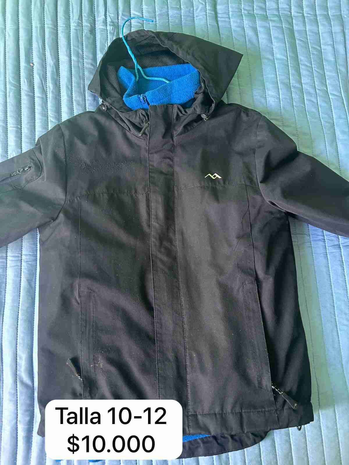 Chaqueta negra con capucha