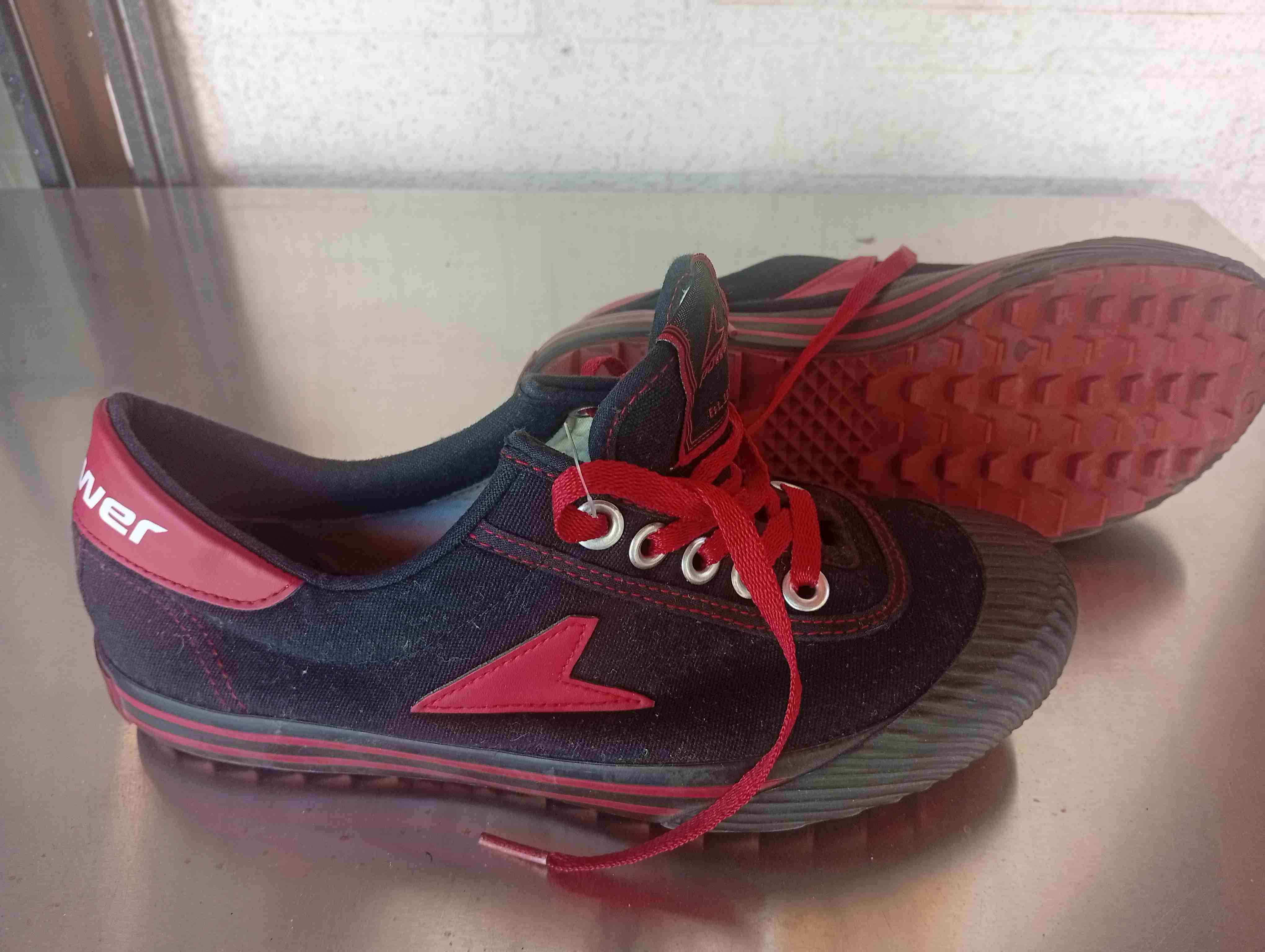 Zapatillas deportivas negras y rojas