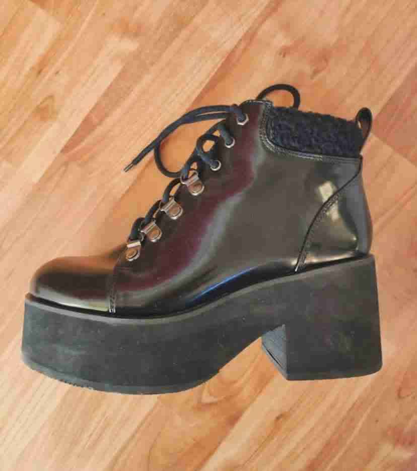 Botín plataforma negro con cordones