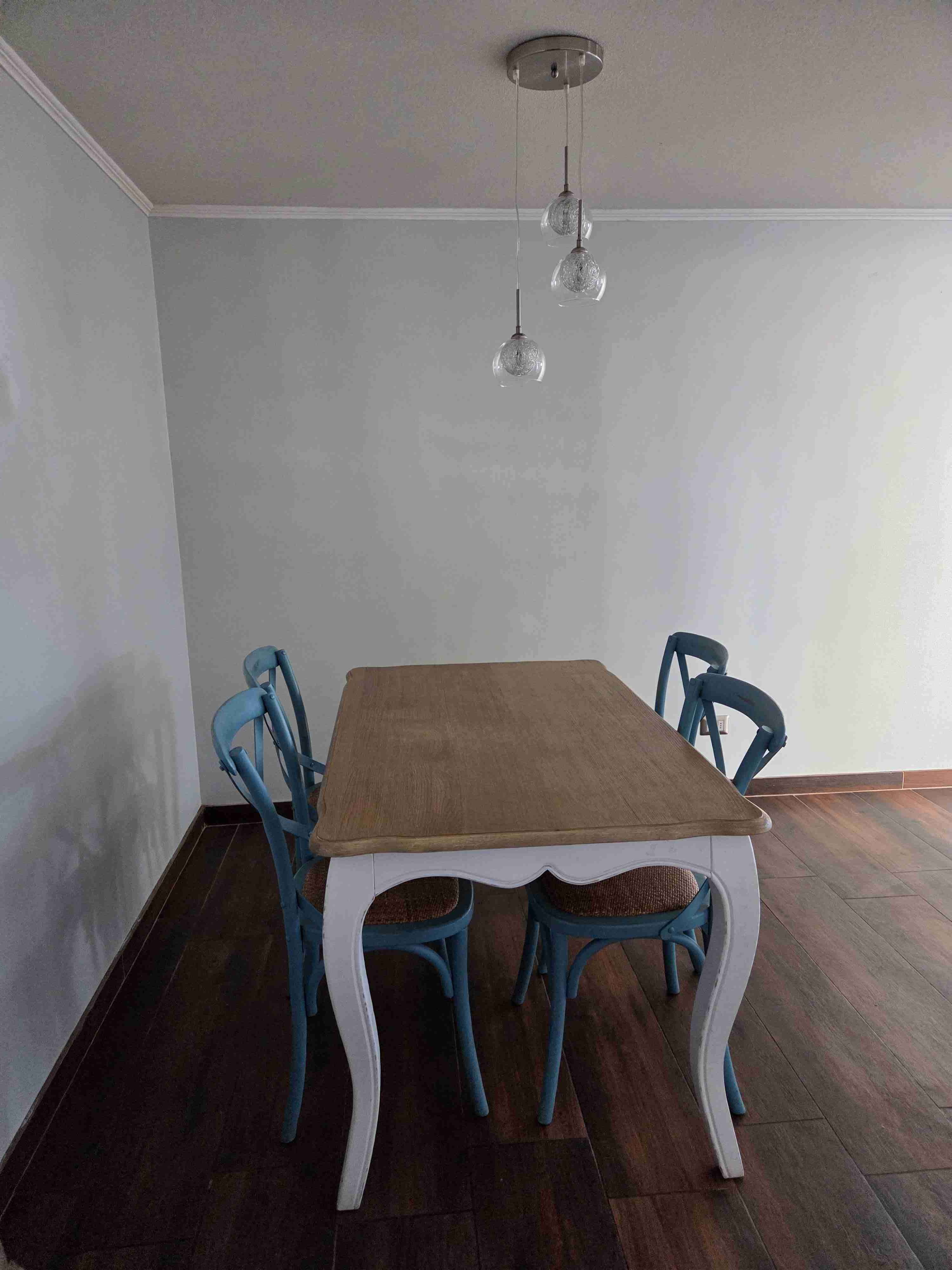 Mesa de comedor rústica con 4 sillas - 1