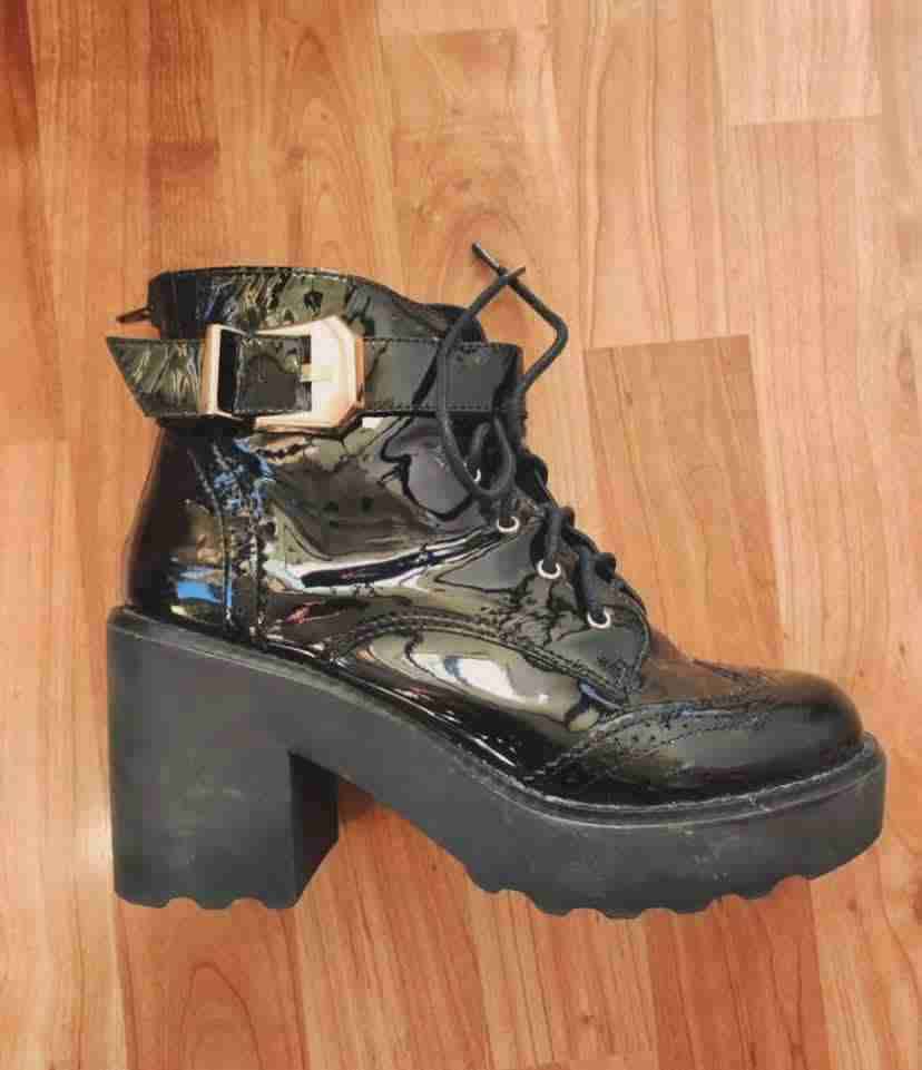 Botín negro de charol con tacón