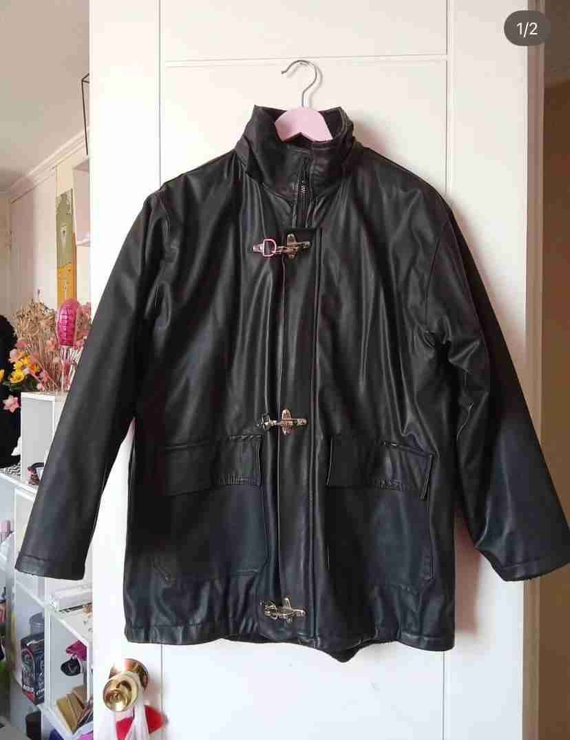 Chaqueta negra de cuero sintético - miniatura 1