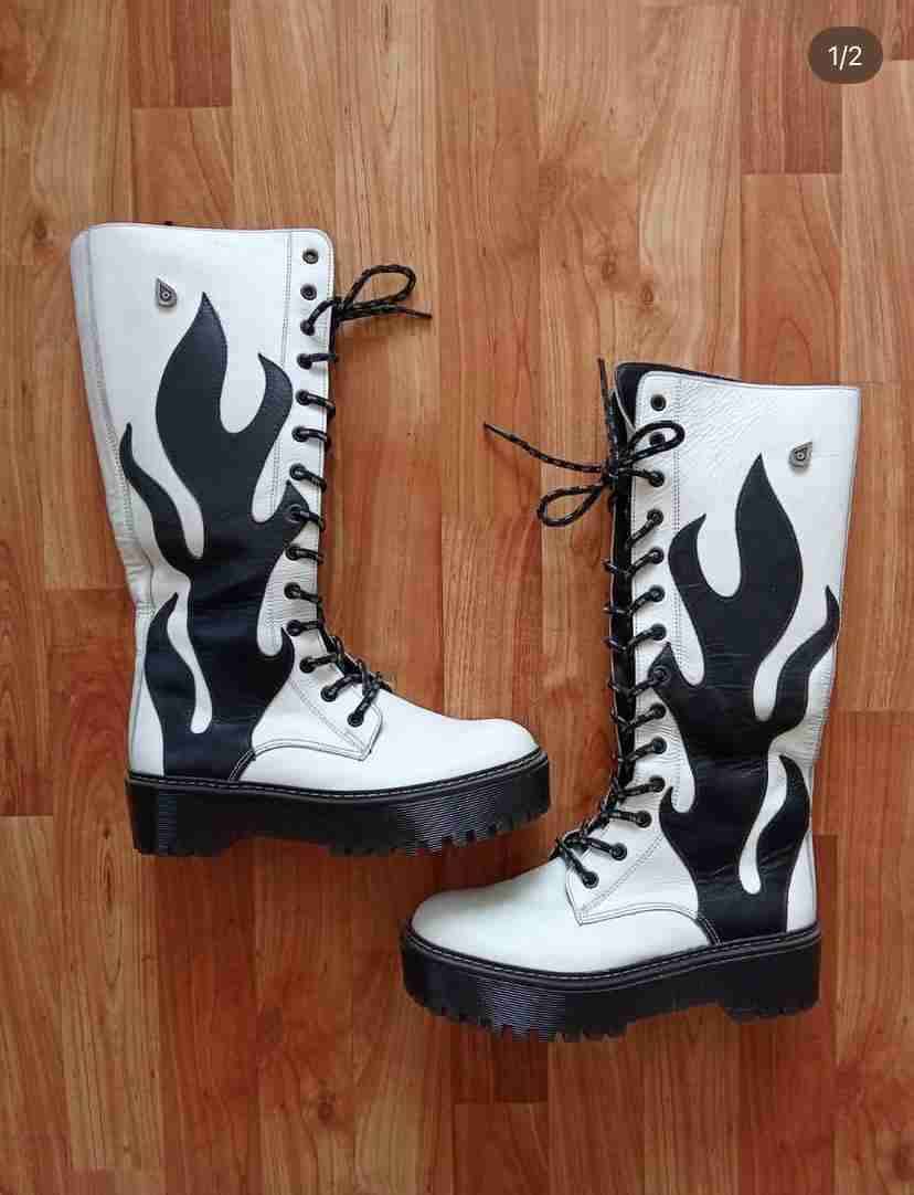 Botas blancas con diseño de llamas - 1