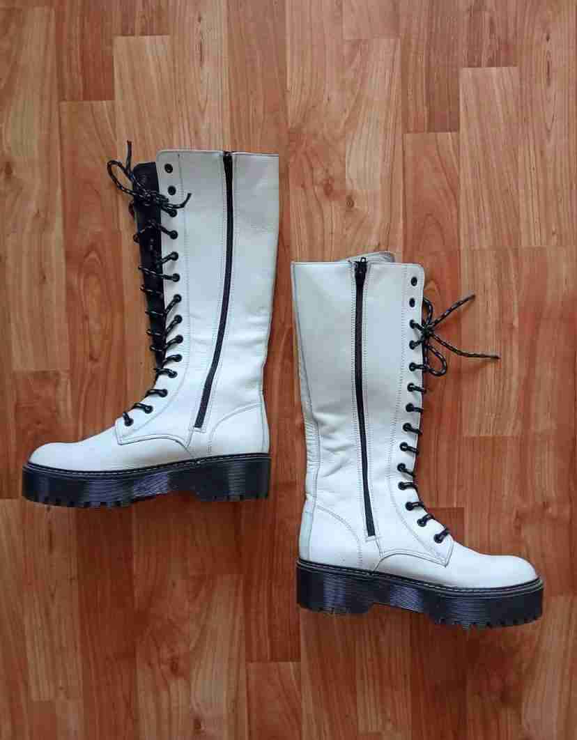 Botas blancas con diseño de llamas - 2