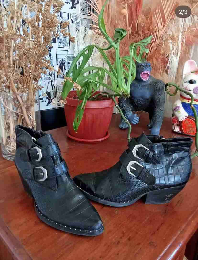 Botines negros de cuero texturizado