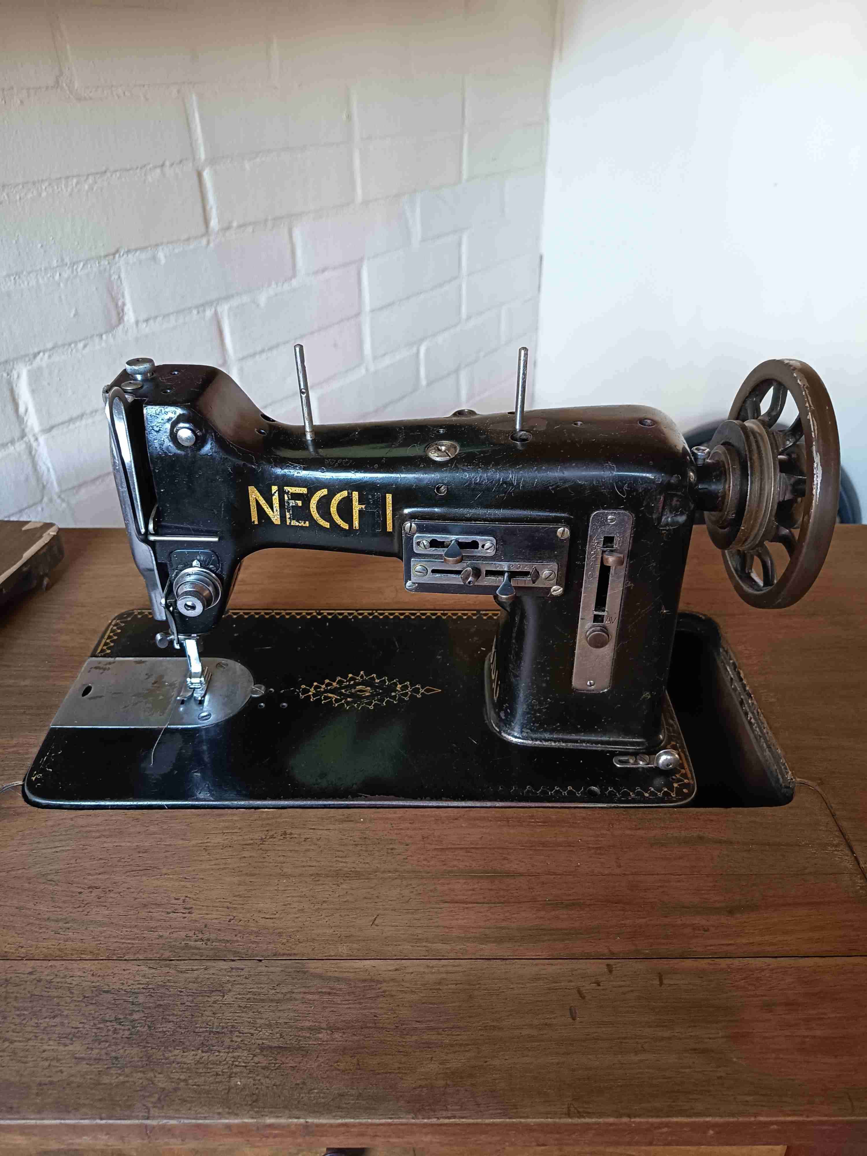 Máquina de coser antigua Necchi - 1