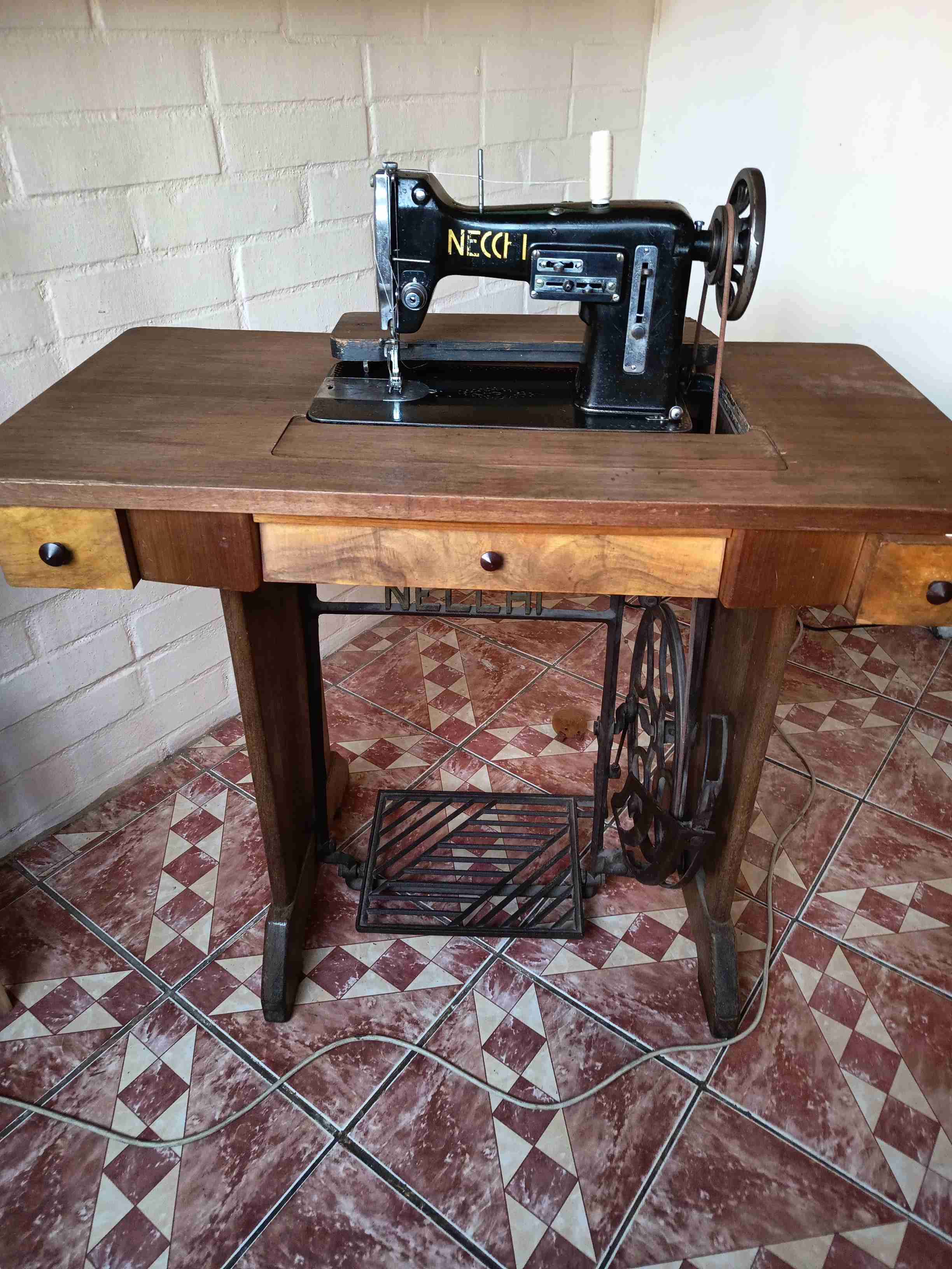 Máquina de coser antigua Necchi - 2