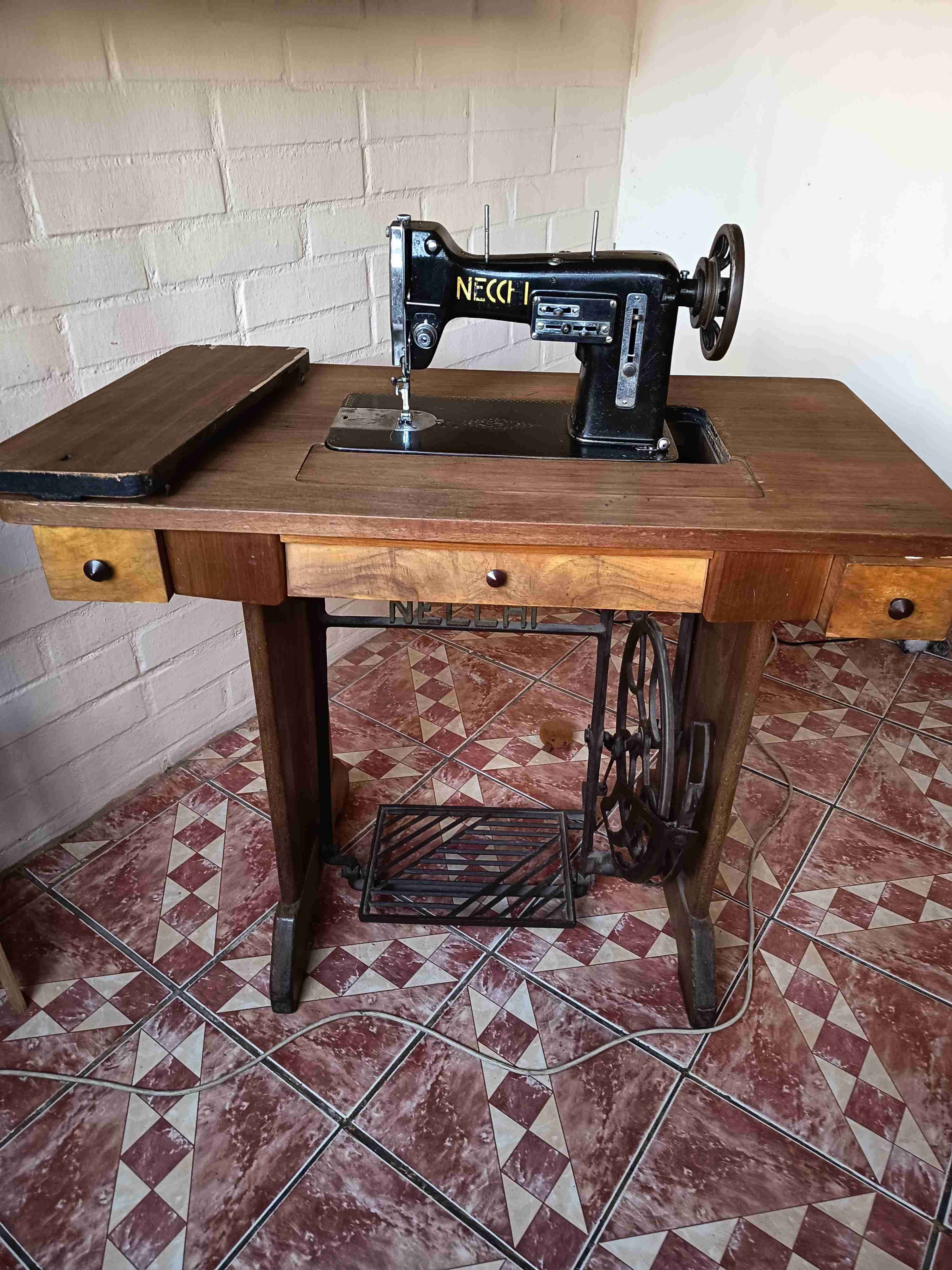 Máquina de coser antigua Necchi - 3