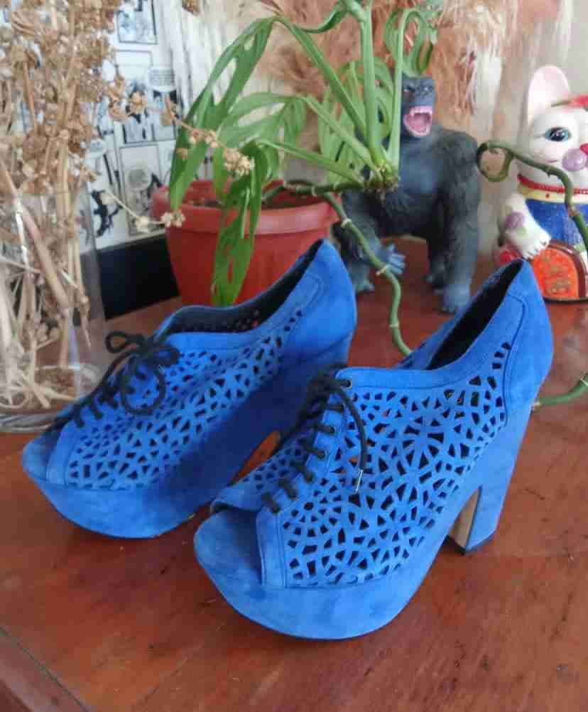 Zapatos de tacón azul calado