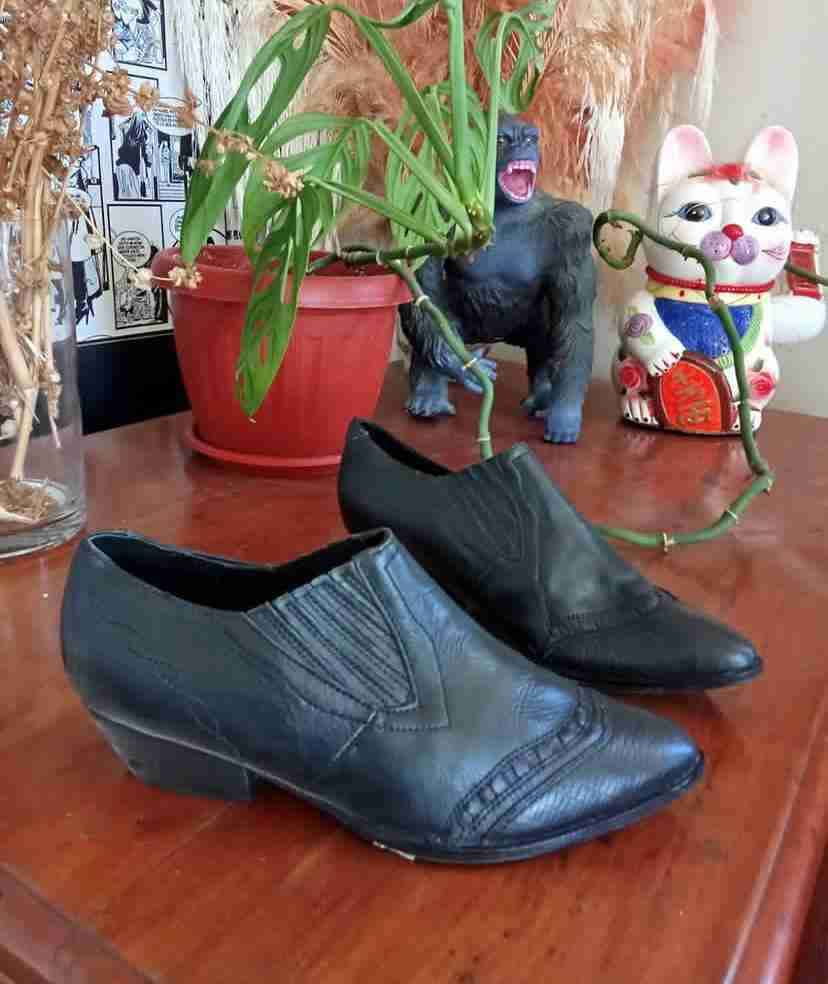 Zapatos negros de cuero estilo vintage - miniatura 1