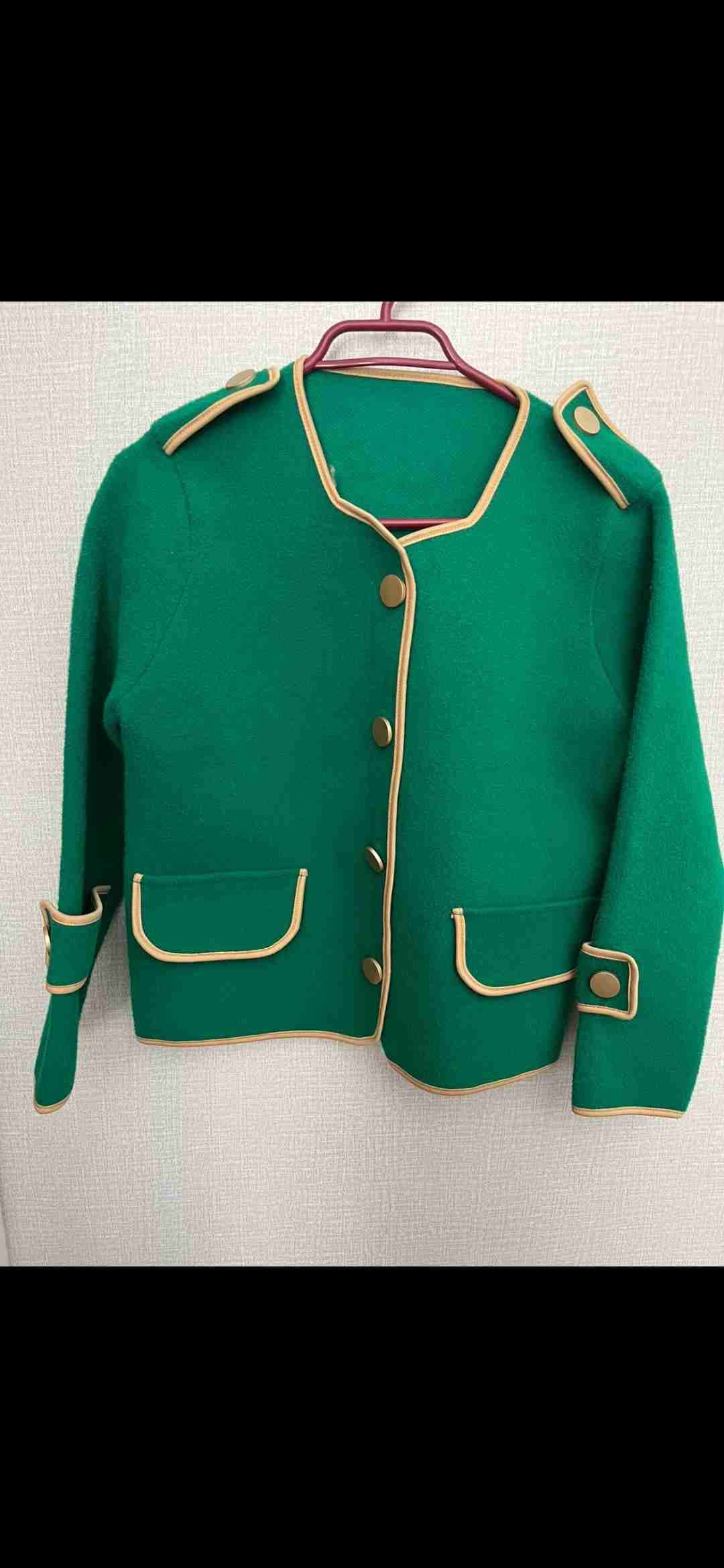 Chaqueta verde con ribete beige