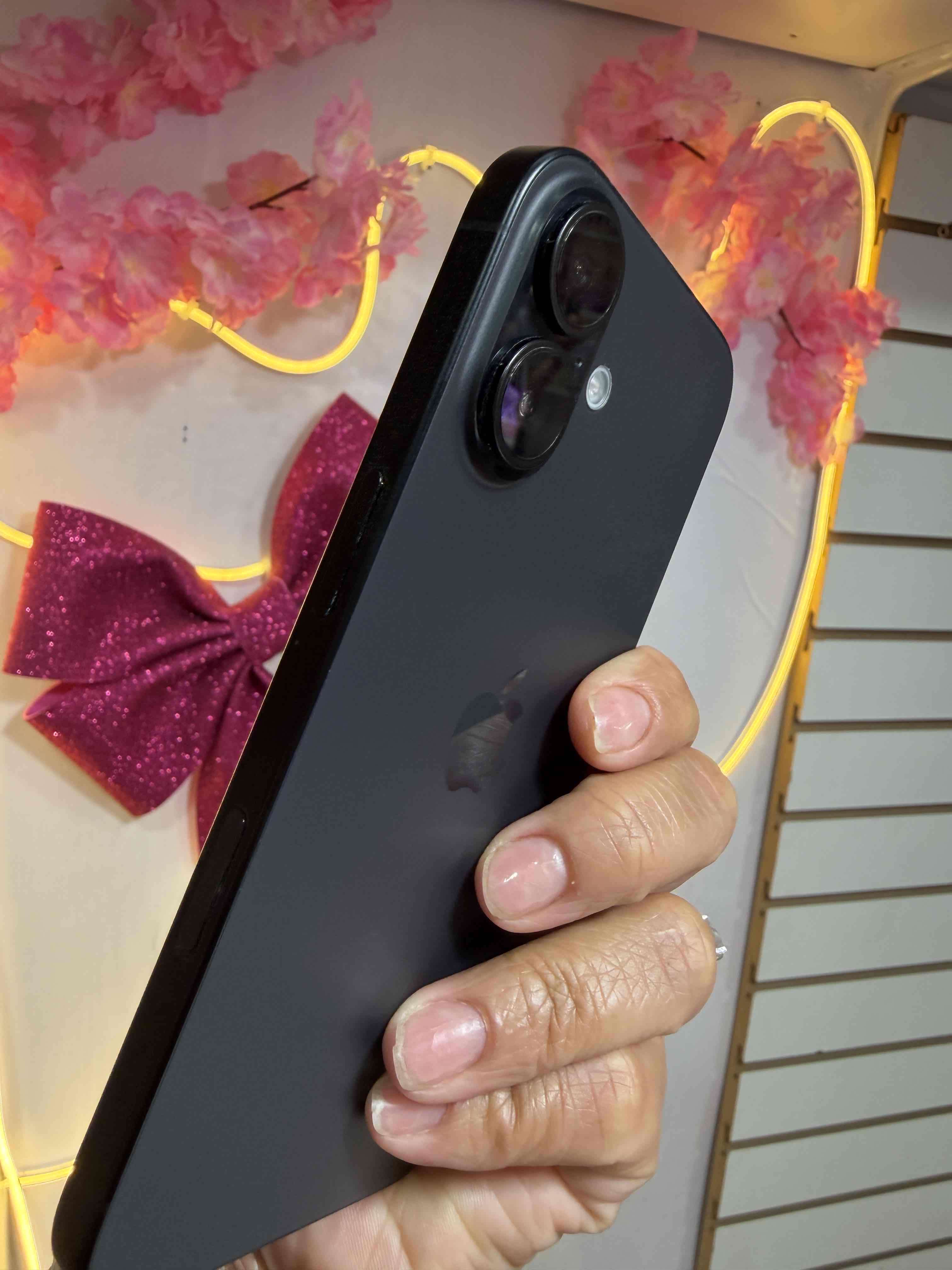 iPhone negro con funda rosada - miniatura 2