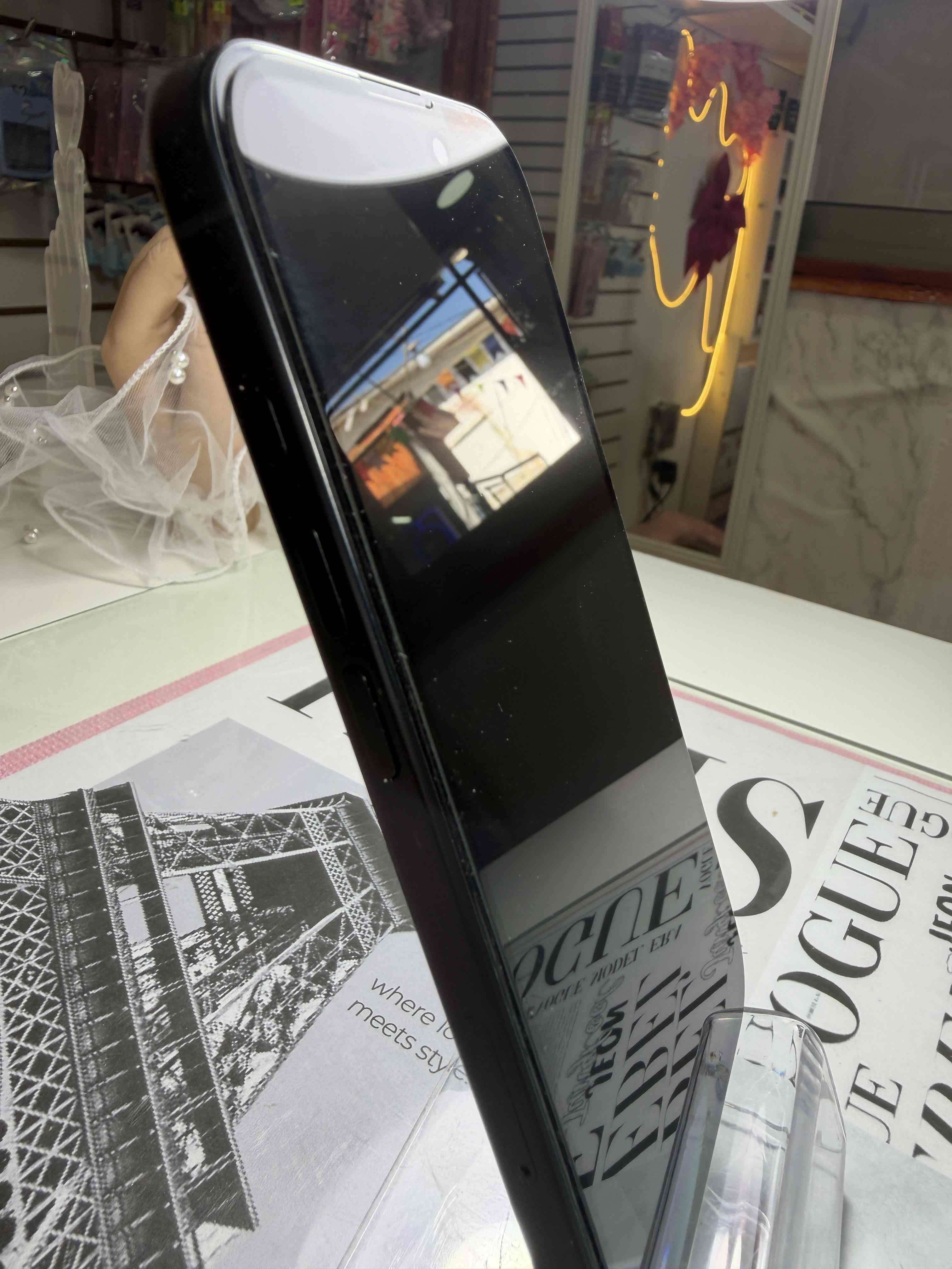 iPhone negro con funda rosada - miniatura 3