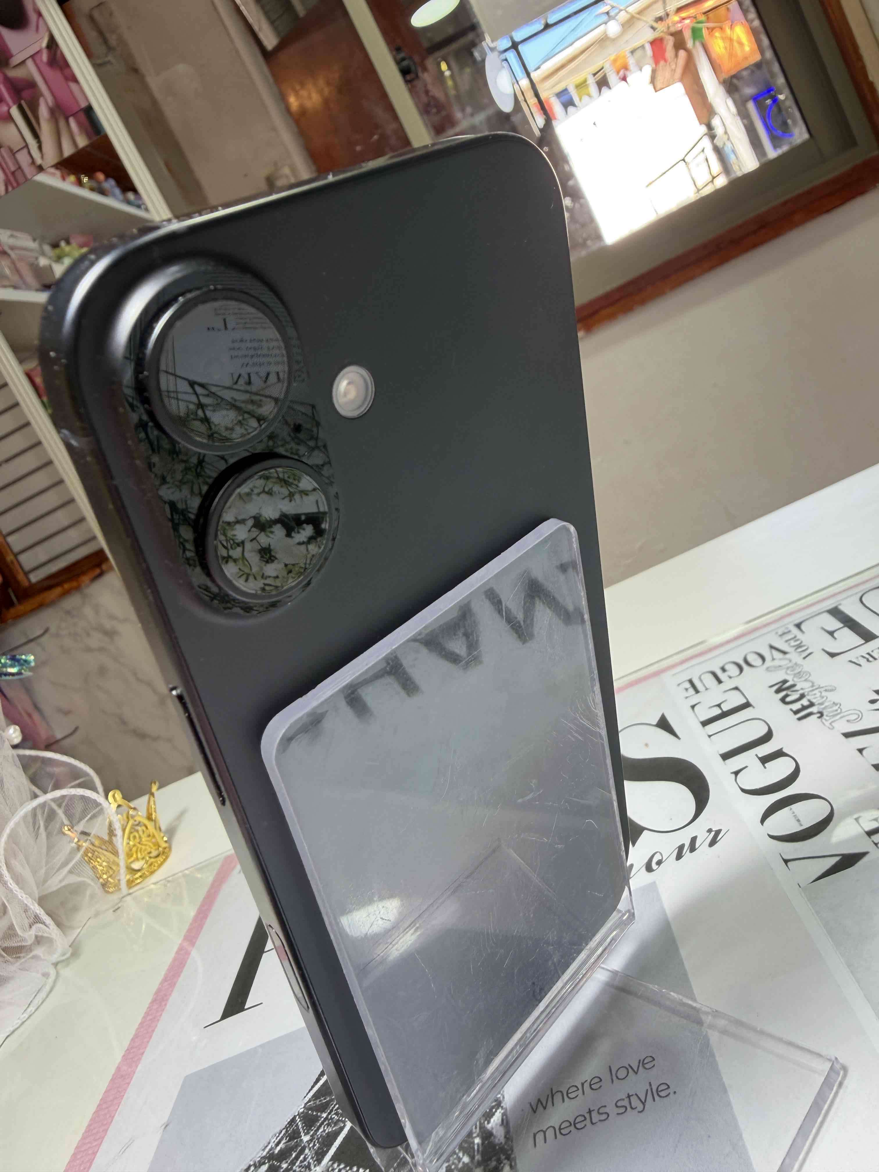 iPhone negro con funda rosada - miniatura 4