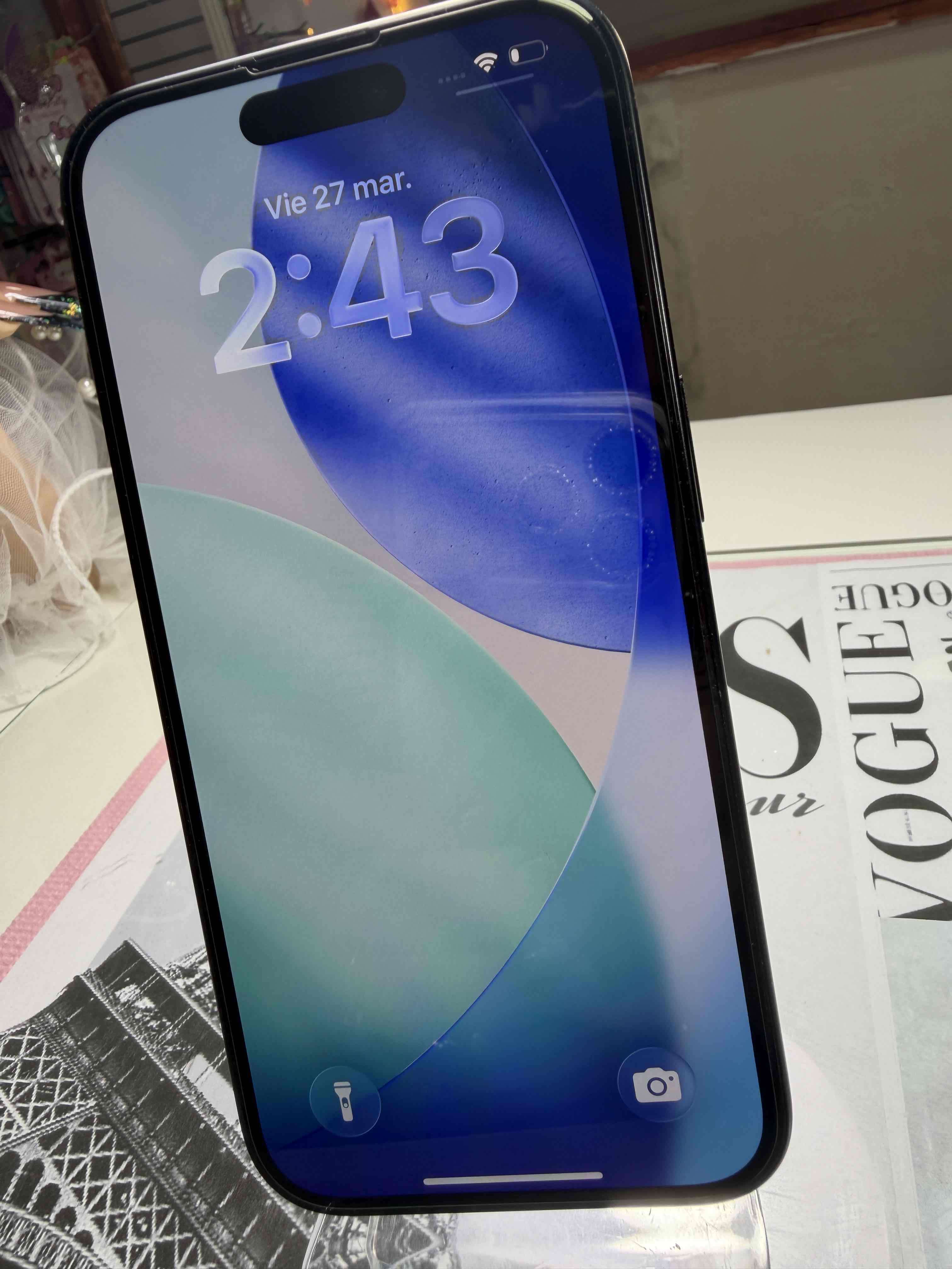 iPhone negro con funda rosada - miniatura 5