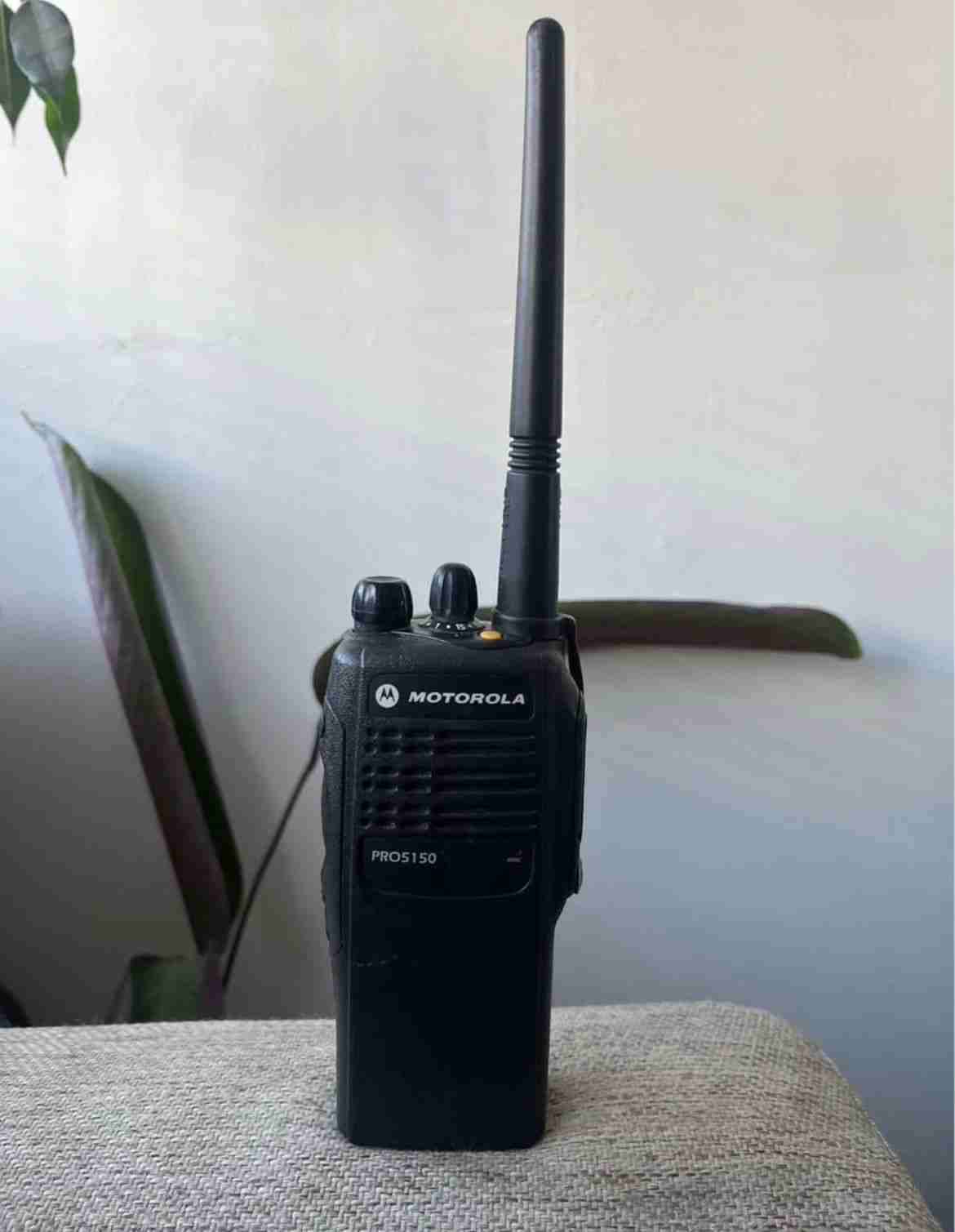 Radio Motorola PRO5150 con base - miniatura 2