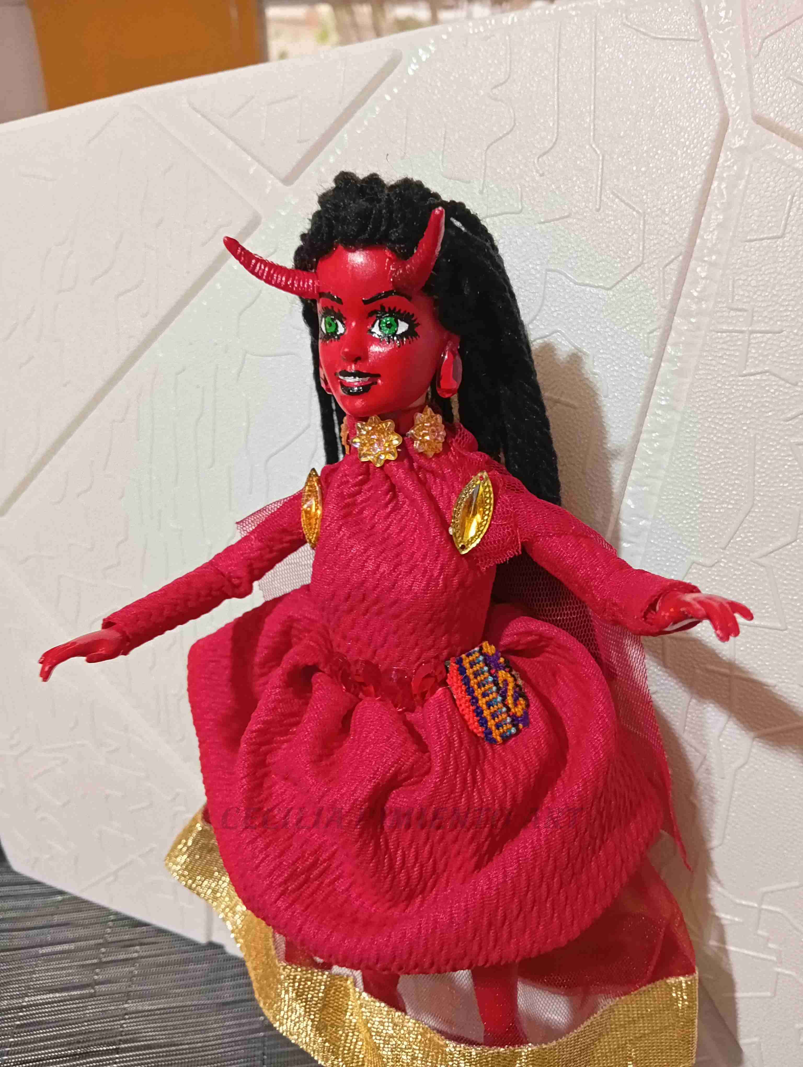 Muñeca artesanal roja con cuernos - miniatura 1