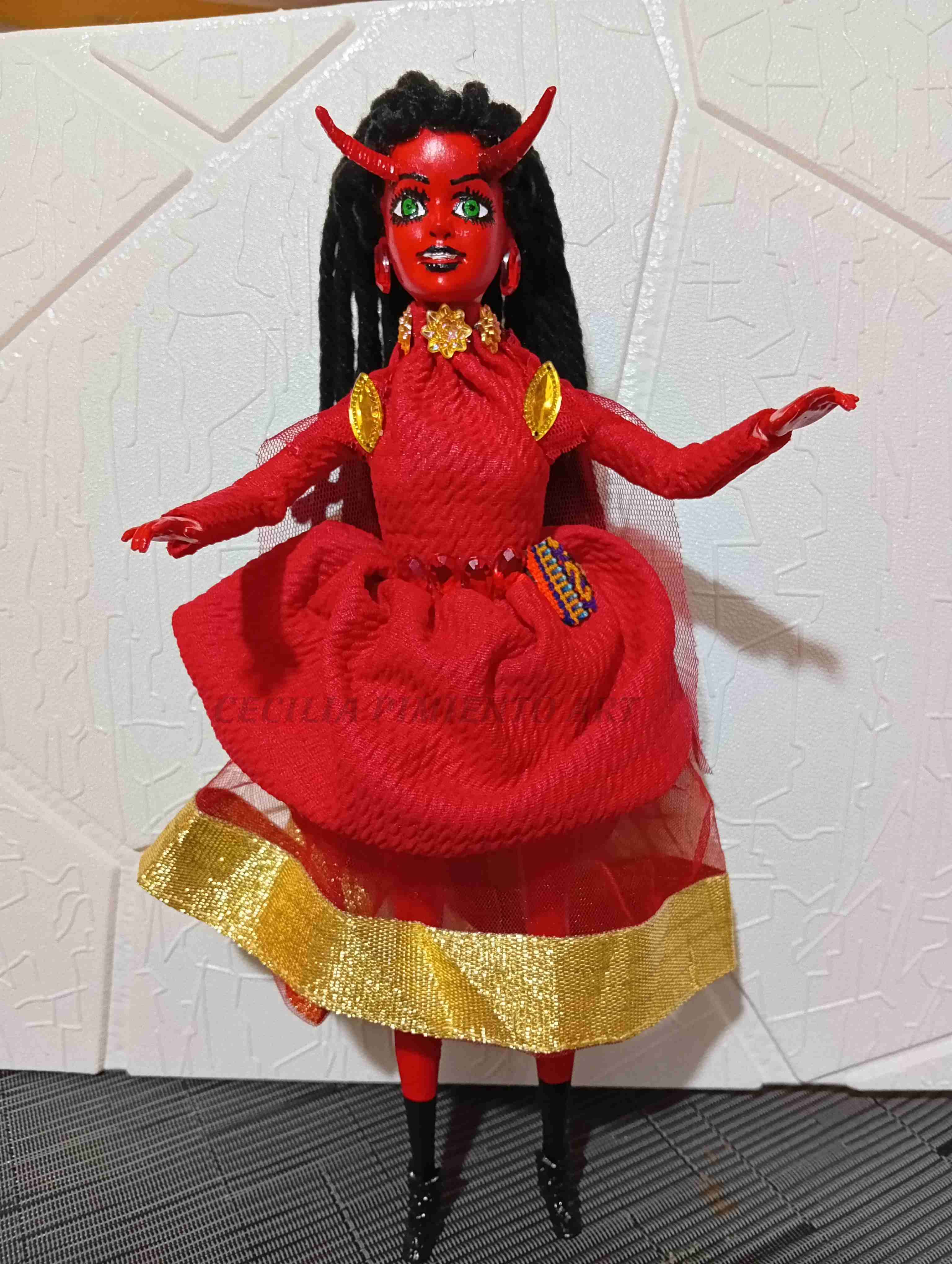 Muñeca artesanal roja con cuernos - miniatura 2