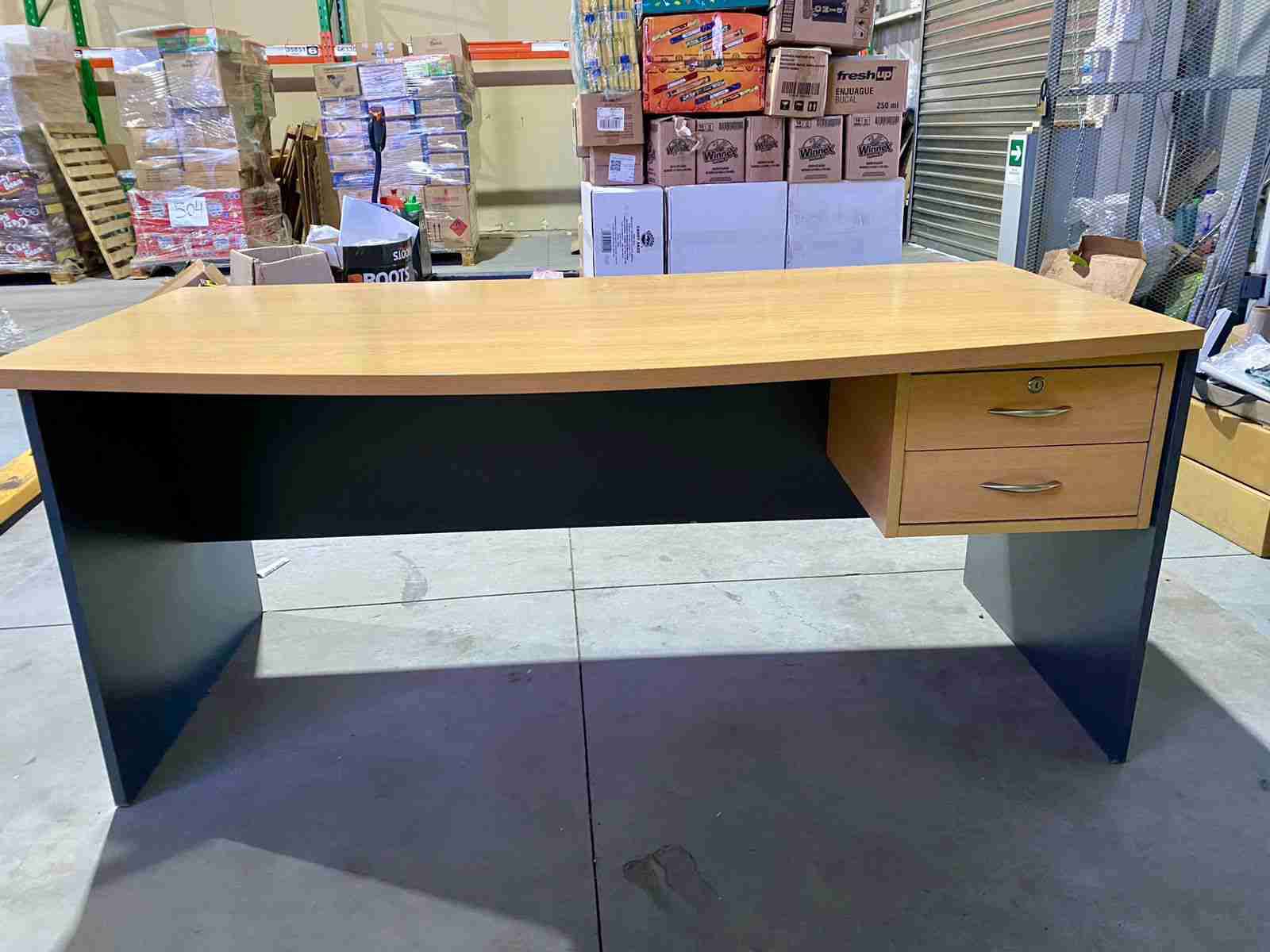 Escritorio de madera con cajonera - miniatura 1