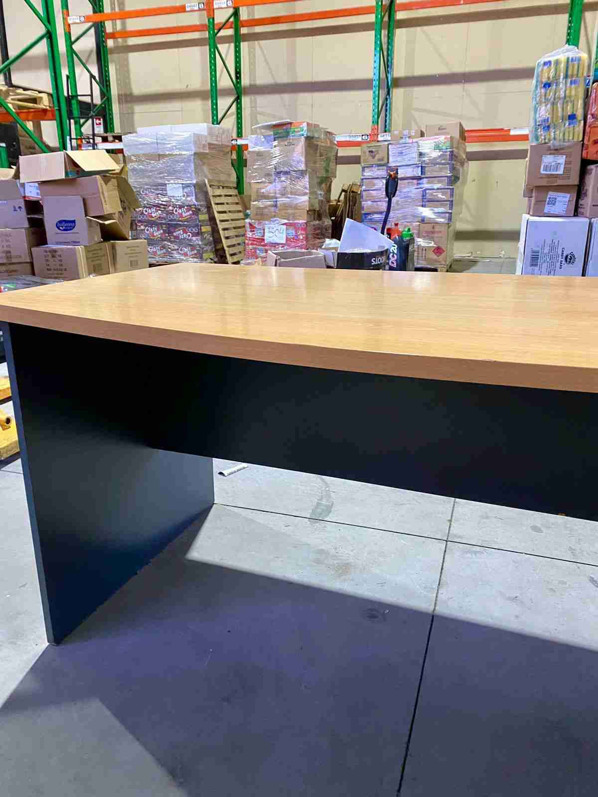 Escritorio de madera con cajonera - miniatura 2