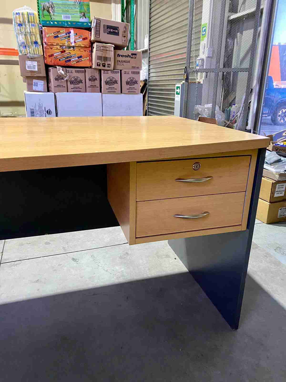 Escritorio de madera con cajonera - miniatura 3