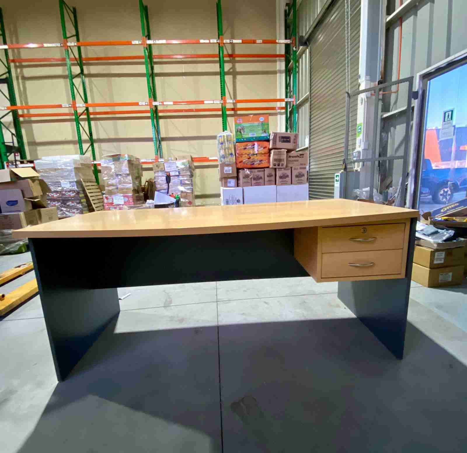 Escritorio de madera con cajonera - miniatura 4