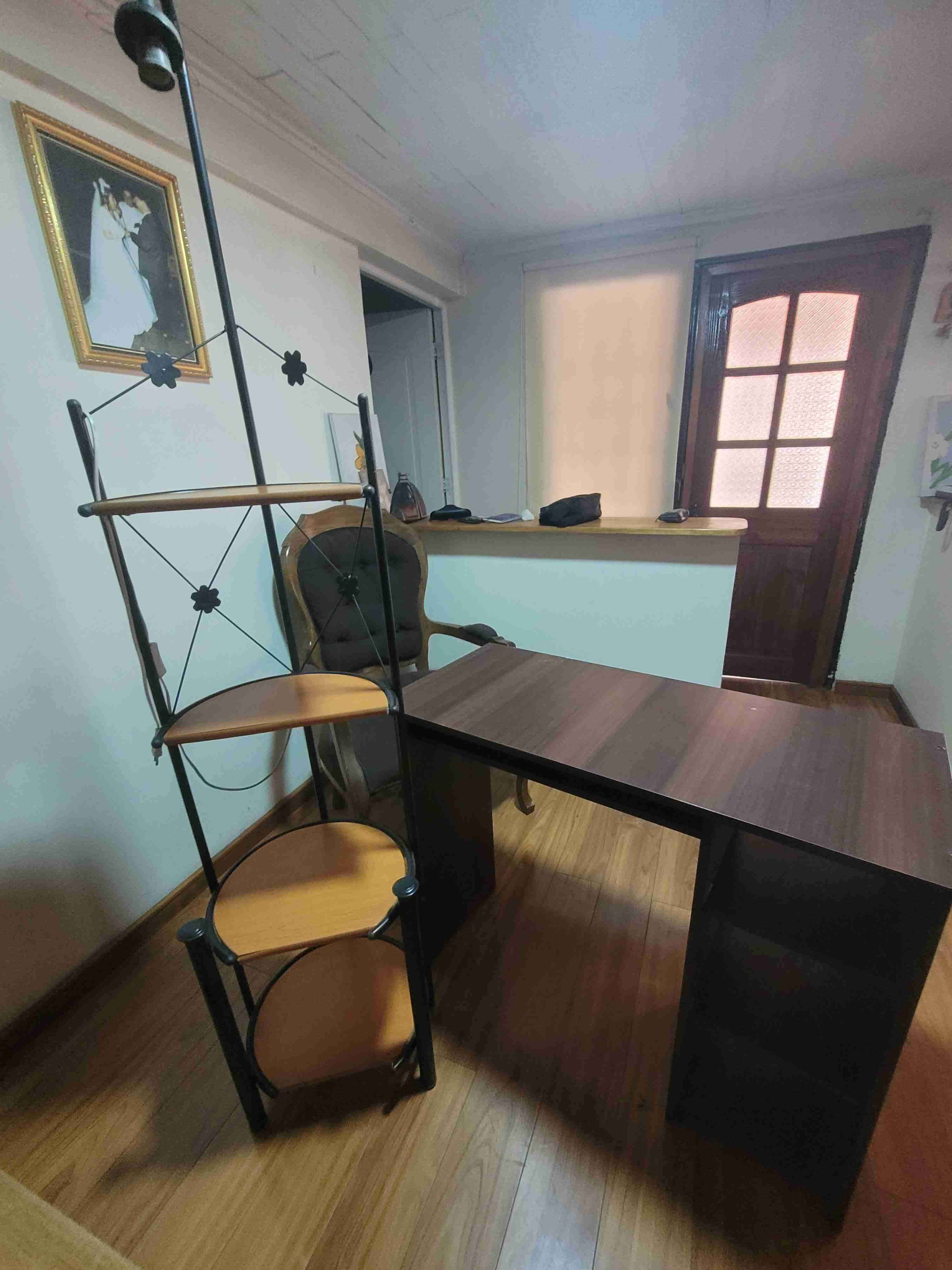 Escritorio con estantería de metal - miniatura 1