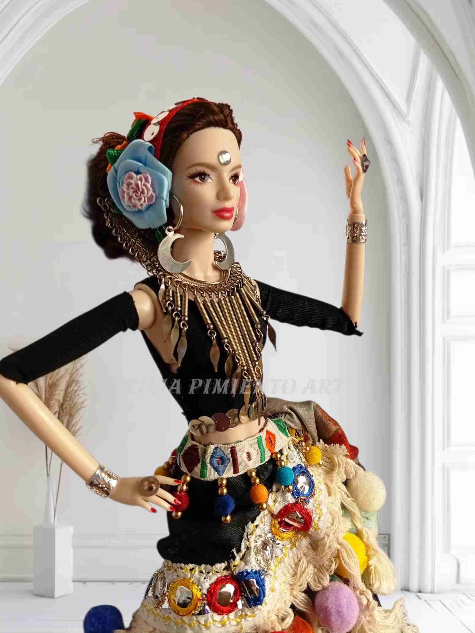 Muñeca artesanal vestida de colores - 1