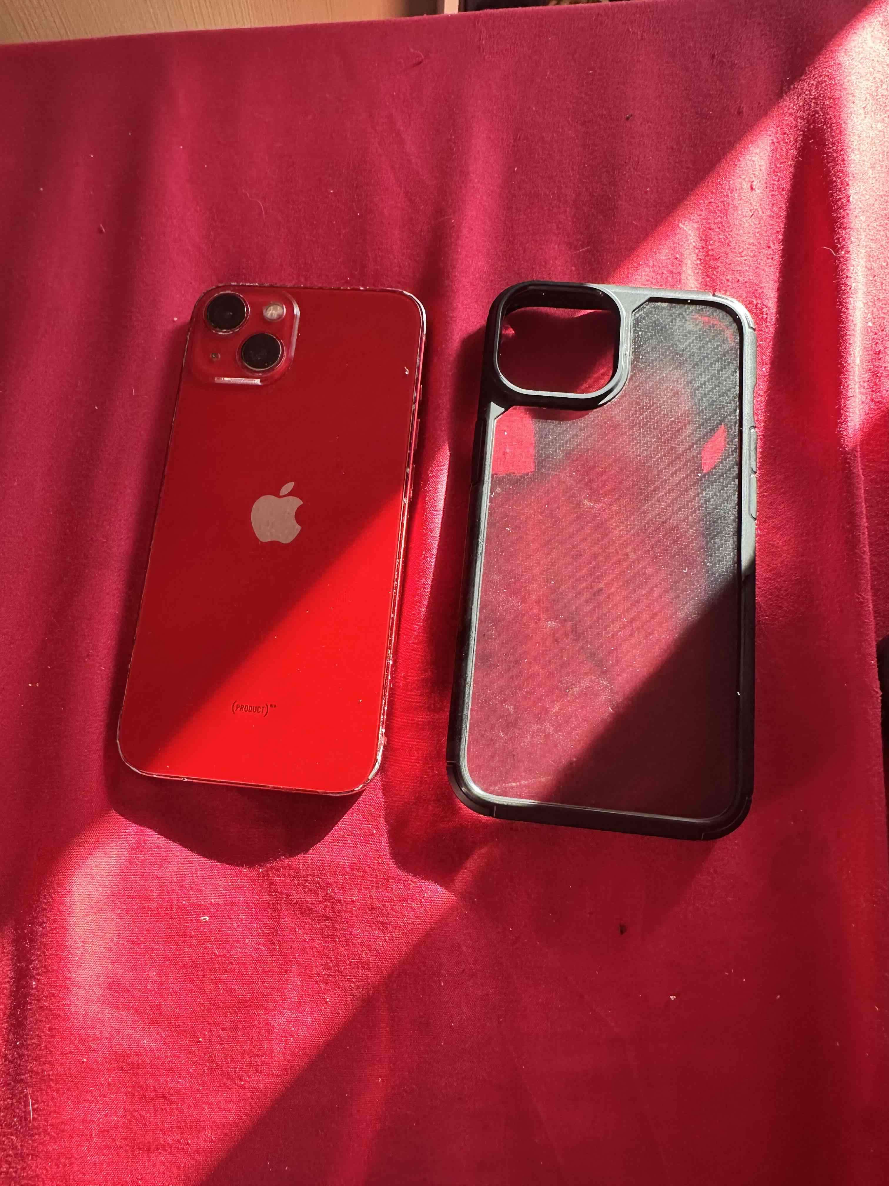 iPhone rojo con carcasa - miniatura 1